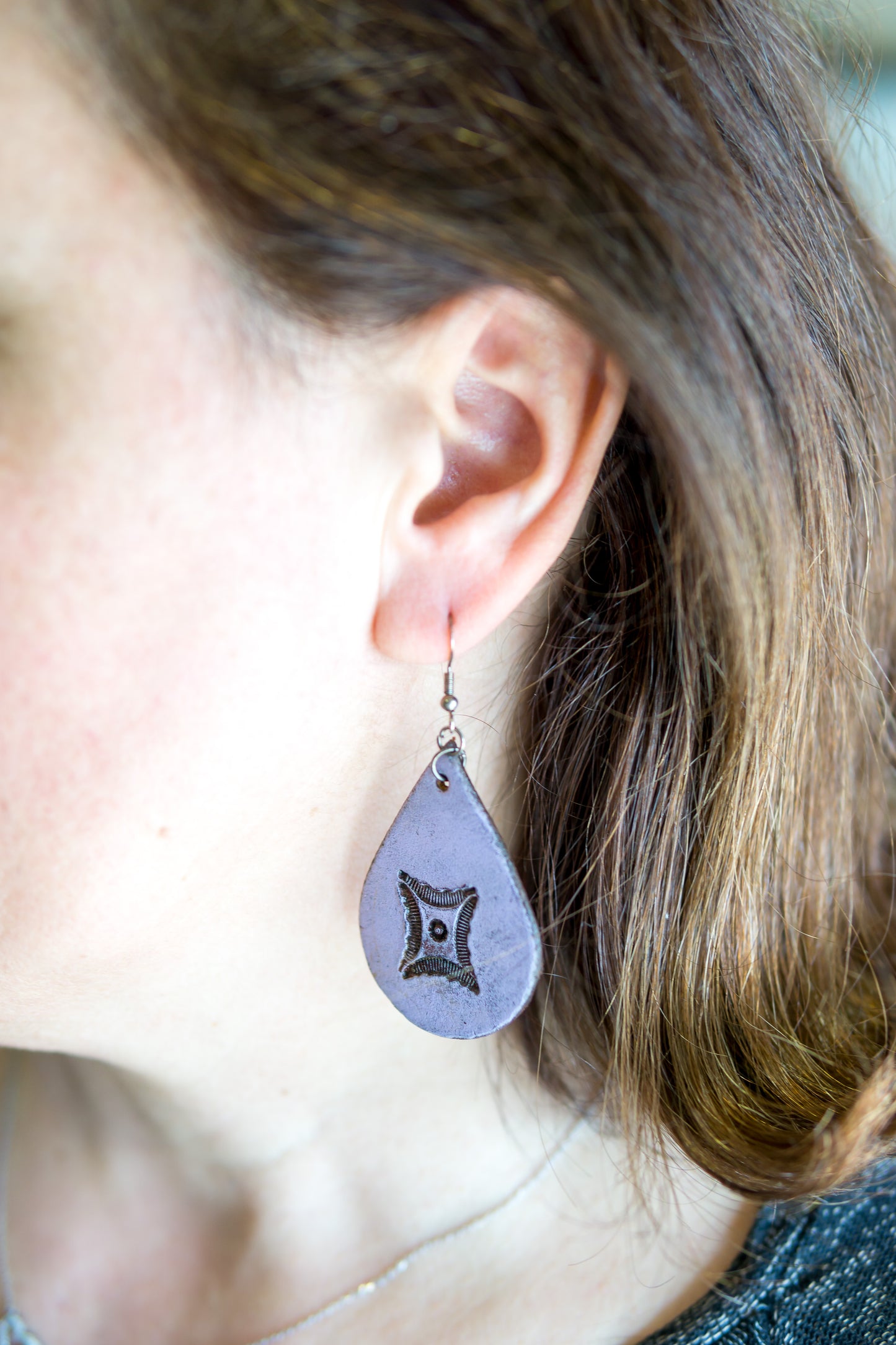 Brincos artesanais de couro formato gota – motivos abstratos lilás