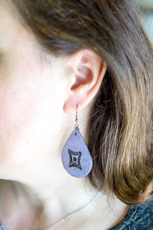 Brincos artesanais de couro formato gota – motivos abstratos lilás