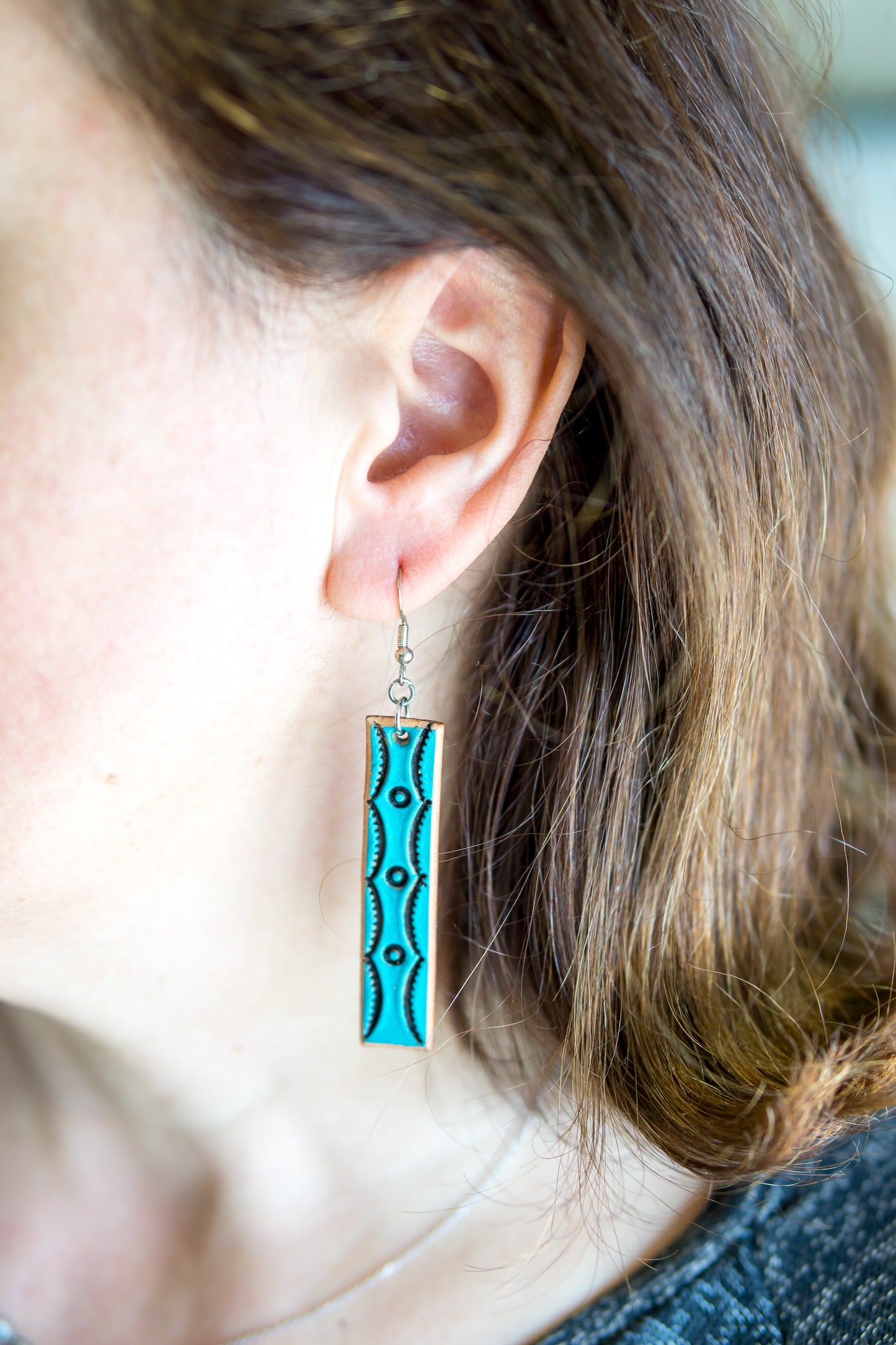 Brincos artesanais de couro formato barra – motivos abstratos turquesa