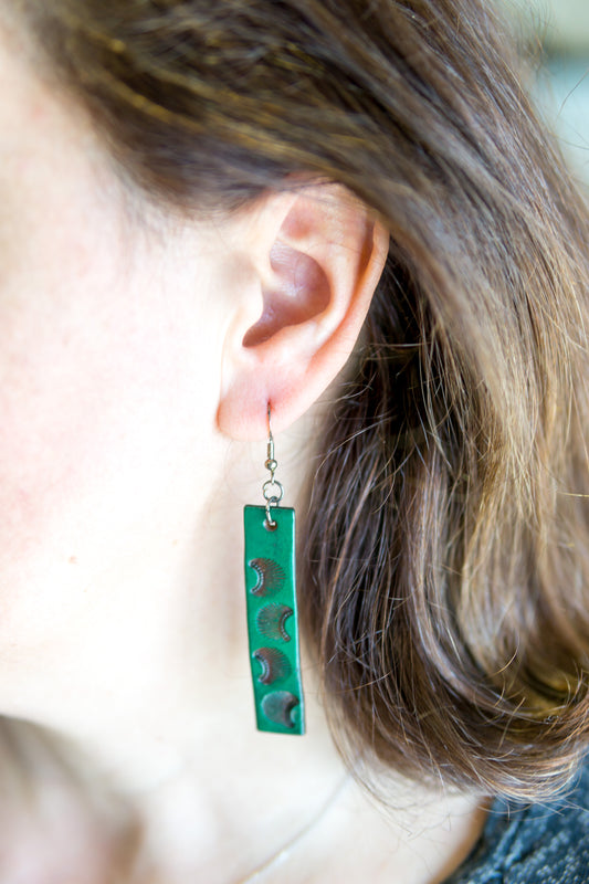 Brincos artesanais de couro formato barra – motivos abstratos verdes