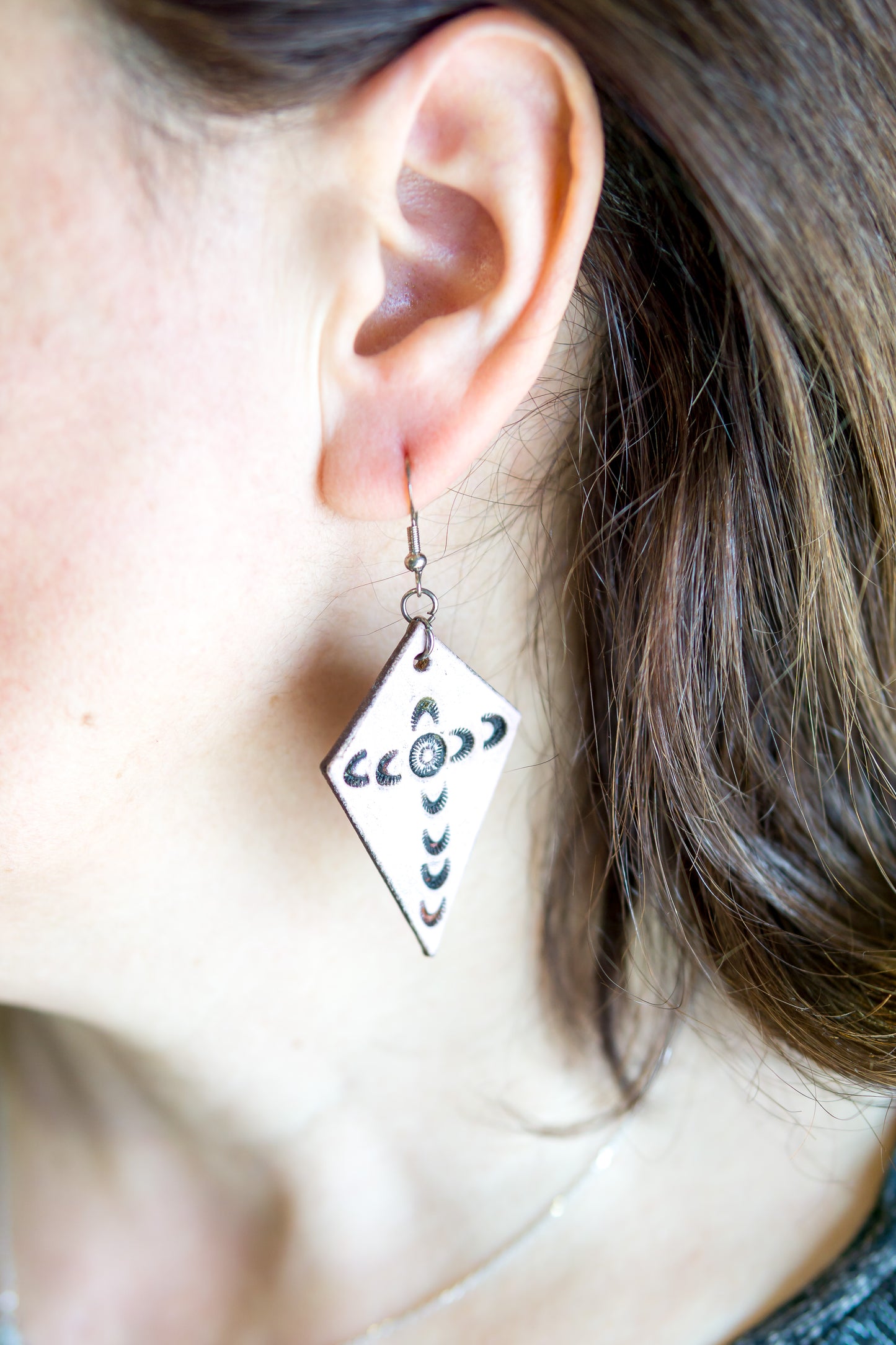 Brincos artesanais de couro formato papagaio – motivos abstratos rosa