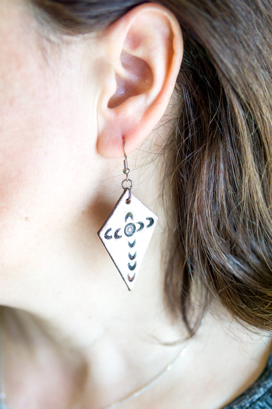 Brincos artesanais de couro formato papagaio – motivos abstratos rosa