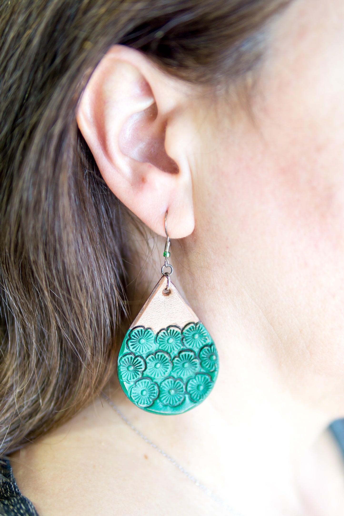 Brincos artesanais de couro em formato gota – motivos florais castanho e verde