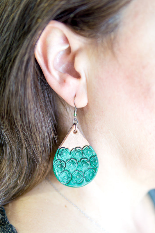 Brincos artesanais de couro em formato gota – motivos florais castanho e verde