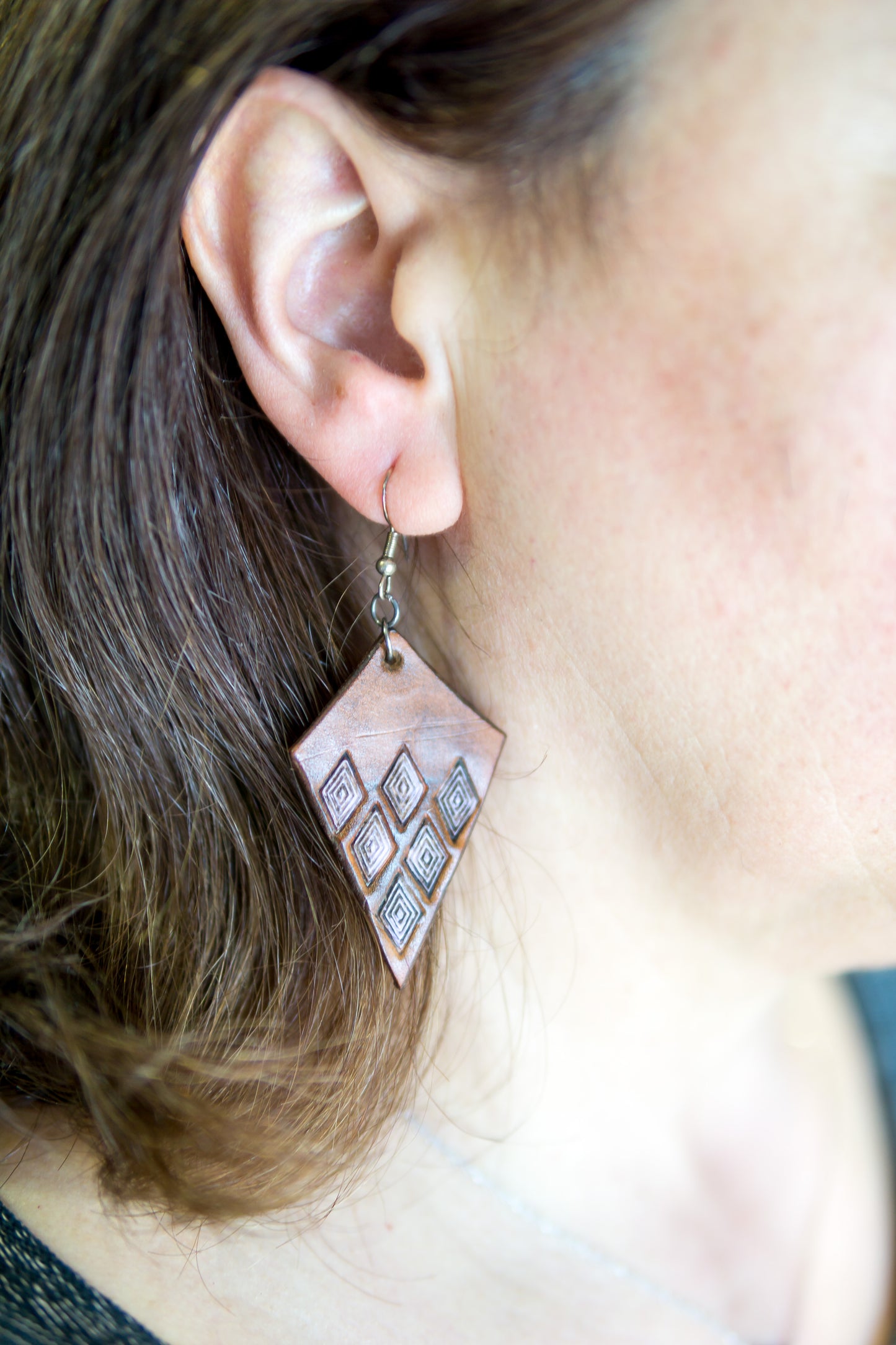 Brincos Artesanais de Couro – Formato Papagaio com Motivos Abstratos (Lilás)