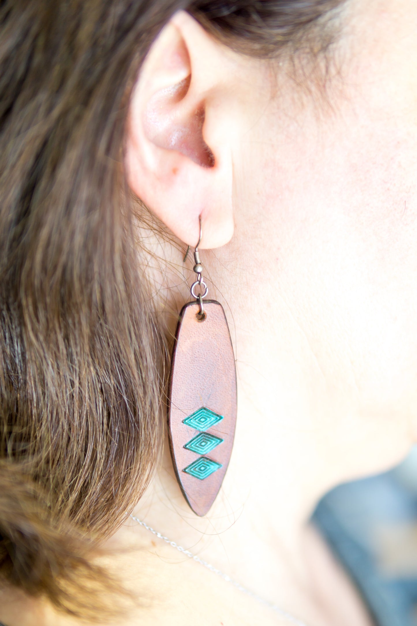 Brincos Artesanais em Couro – Prancha de Surf com Motivos Abstratos Turquesa