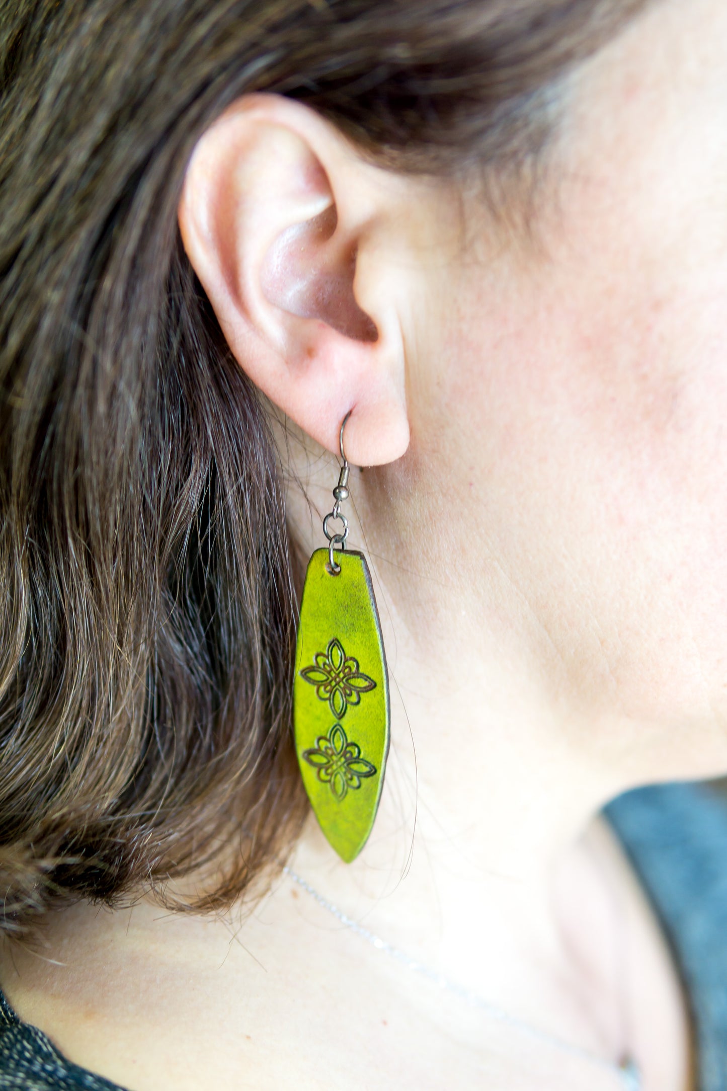 Brincos Artesanais em Couro – Prancha de Surf com Motivos Abstratos (Amarelo)