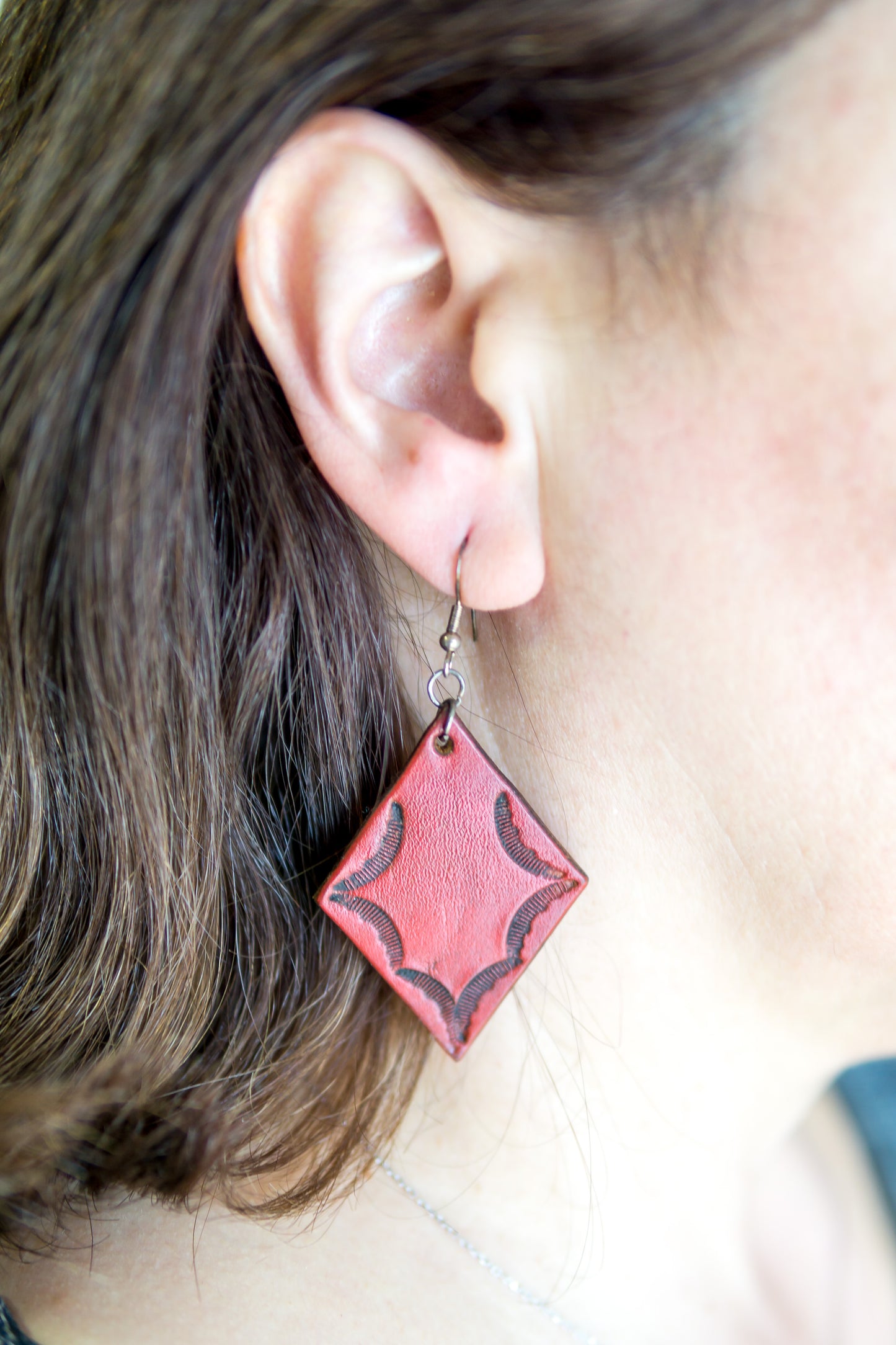 Brincos Artesanais em Couro – Losango com Motivos Abstratos (Vermelho)