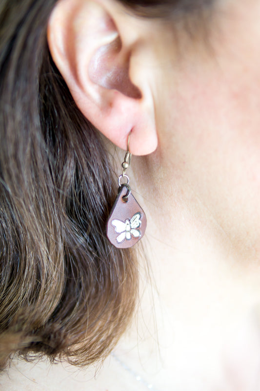 Brincos Artesanais em Couro – Gota com Borboleta Pintada à Mão (Castanho e Branco)