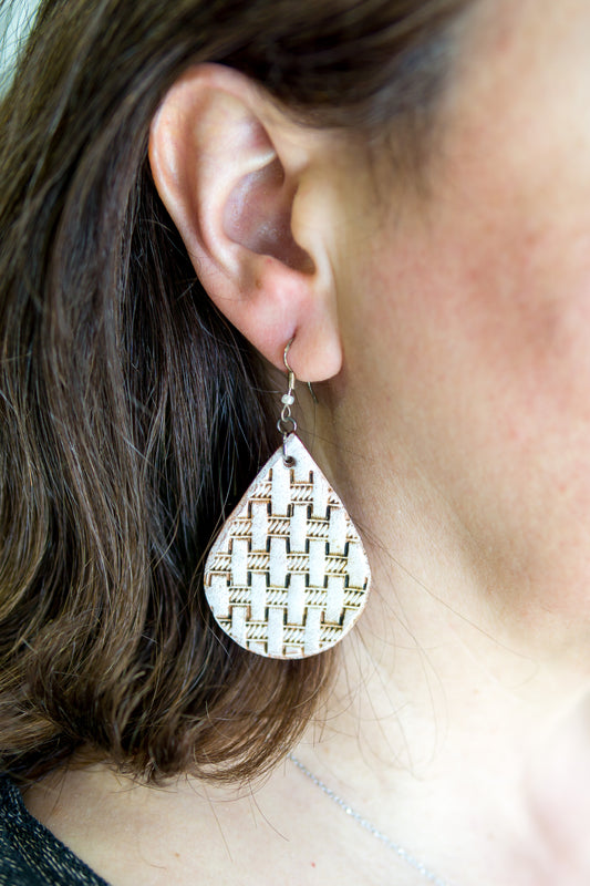Brincos Artesanais em Couro – Gota com Motivos de Cestaria (Branco e Castanho)