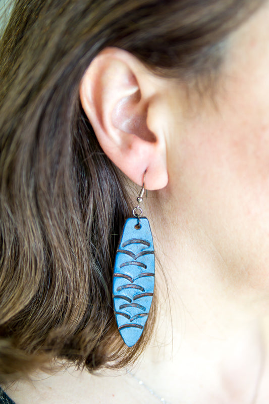 Brincos Artesanais em Couro – Prancha de Surf com Motivos Abstratos (Azul)