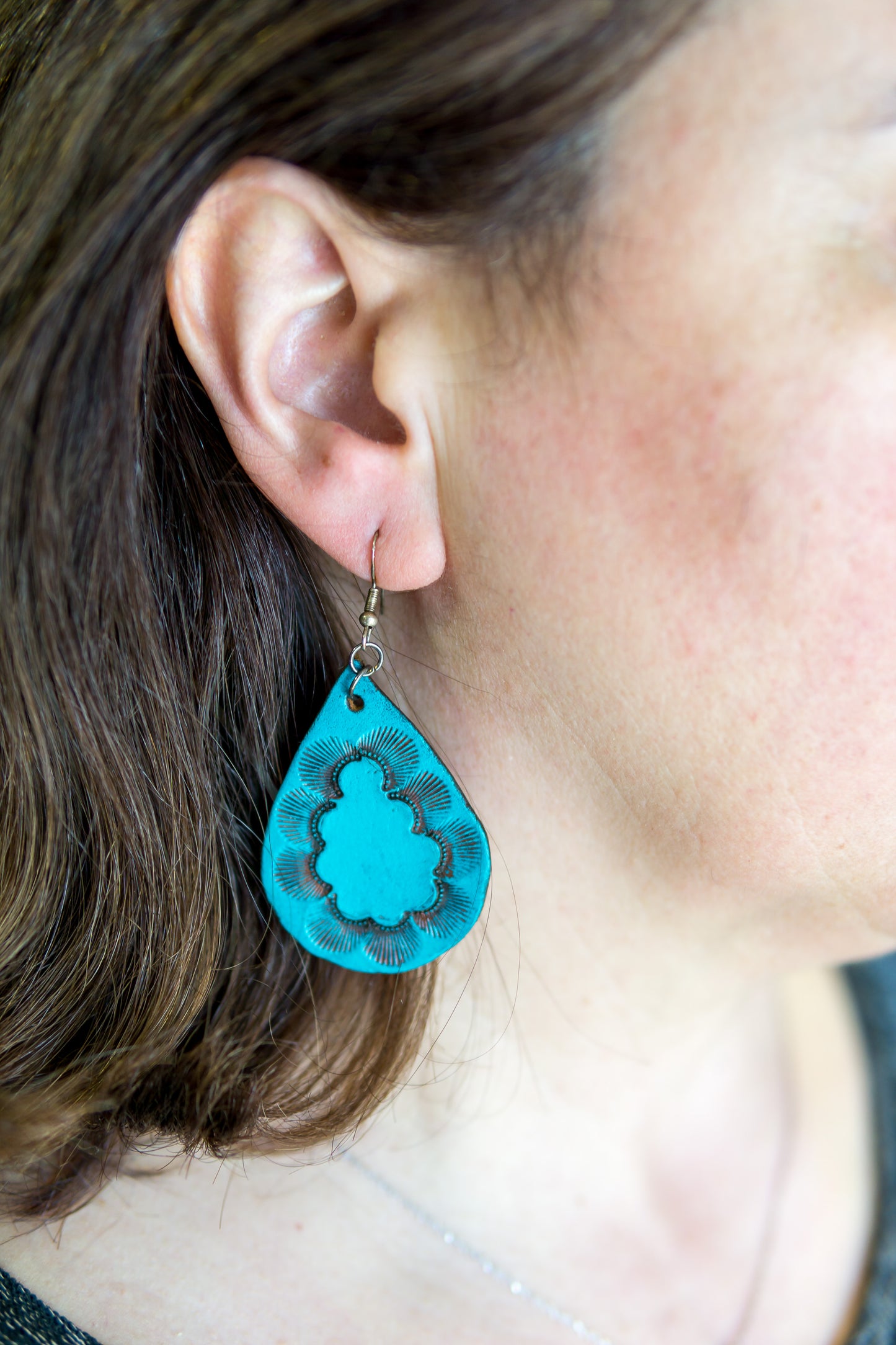 Brincos Artesanais em Couro – Gota com Motivos Abstratos (Turquesa)