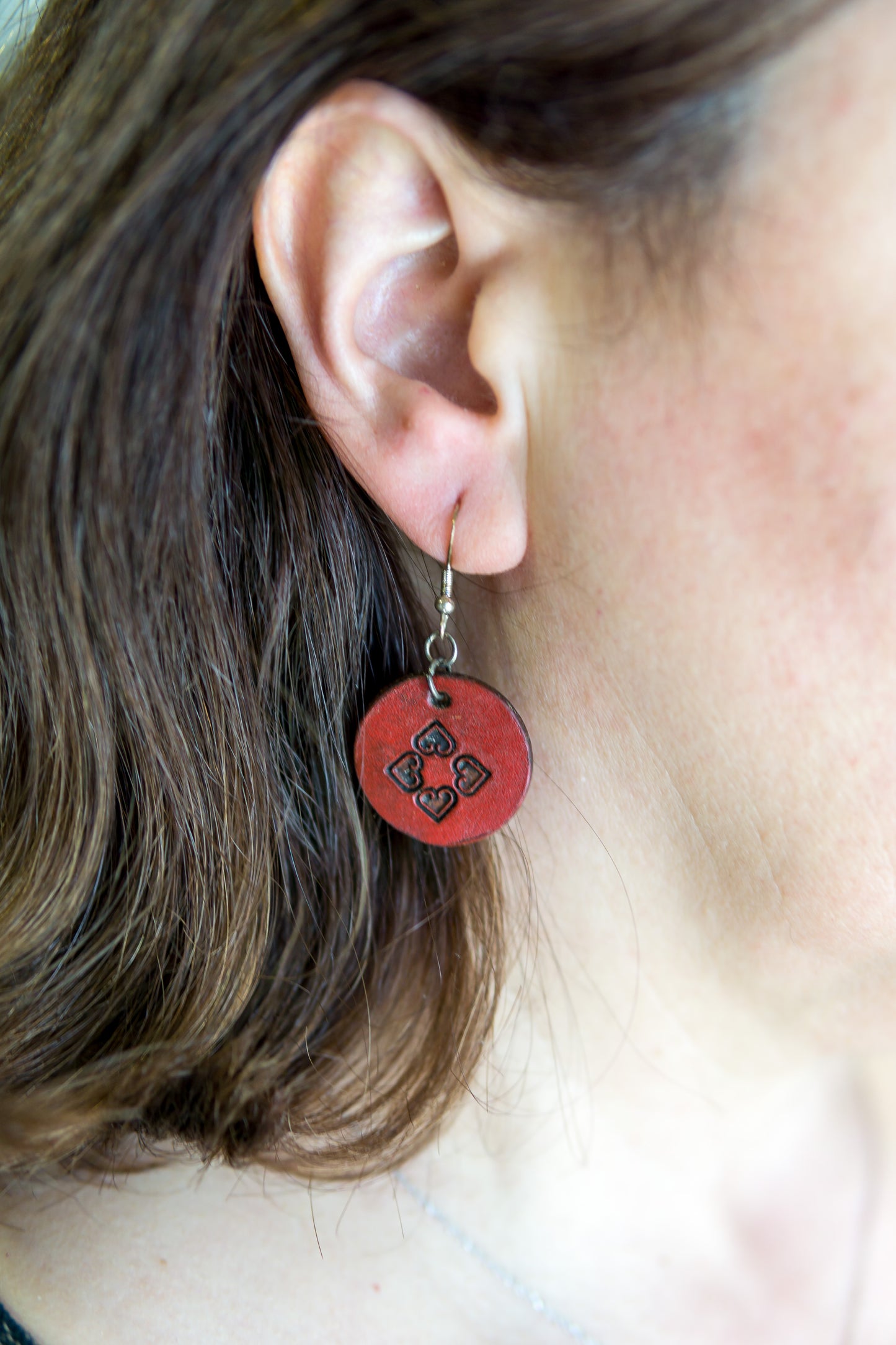 Brincos artesanais em couro redondos – motivos abstratos vermelhos