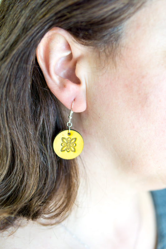 Brincos artesanais de couro com argola metálica – design abstrato amarelo