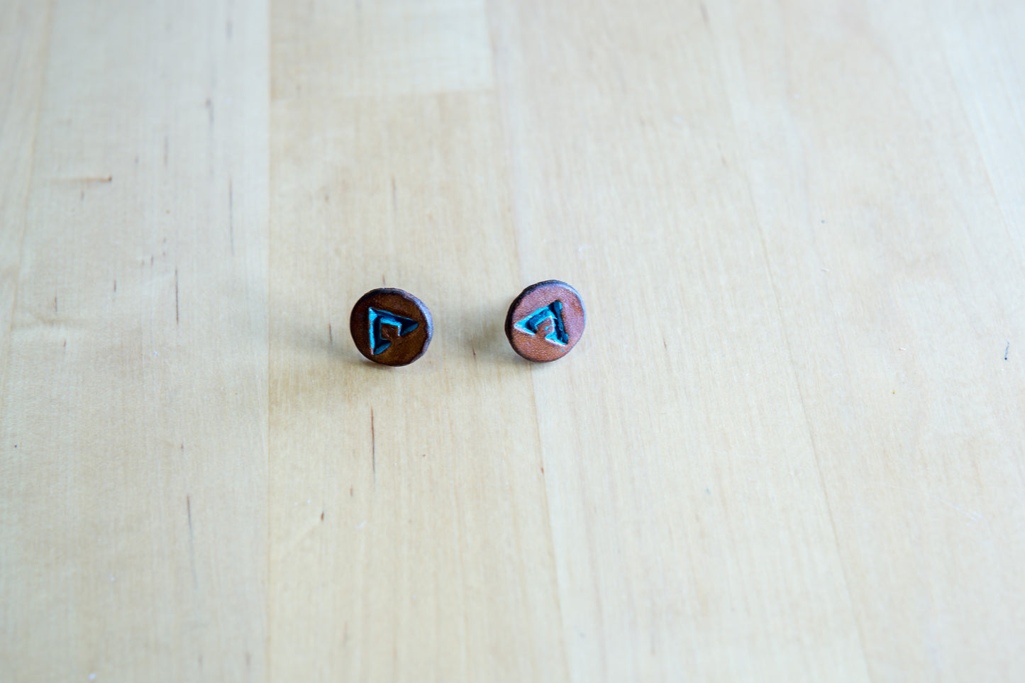 Brincos Artesanais em Couro – Padrão Abstrato Turquesa Pintado à Mão