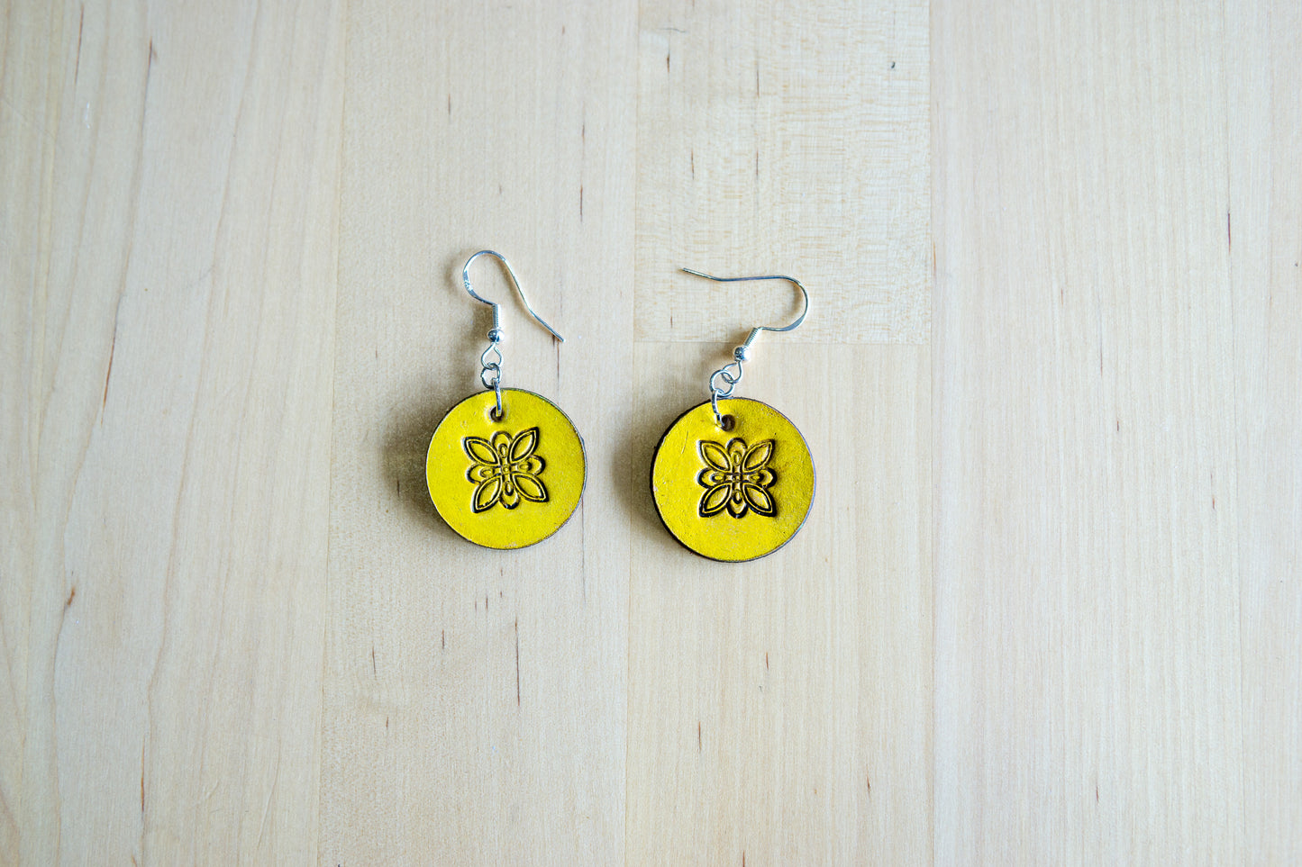 Brincos artesanais de couro com argola metálica – design abstrato amarelo
