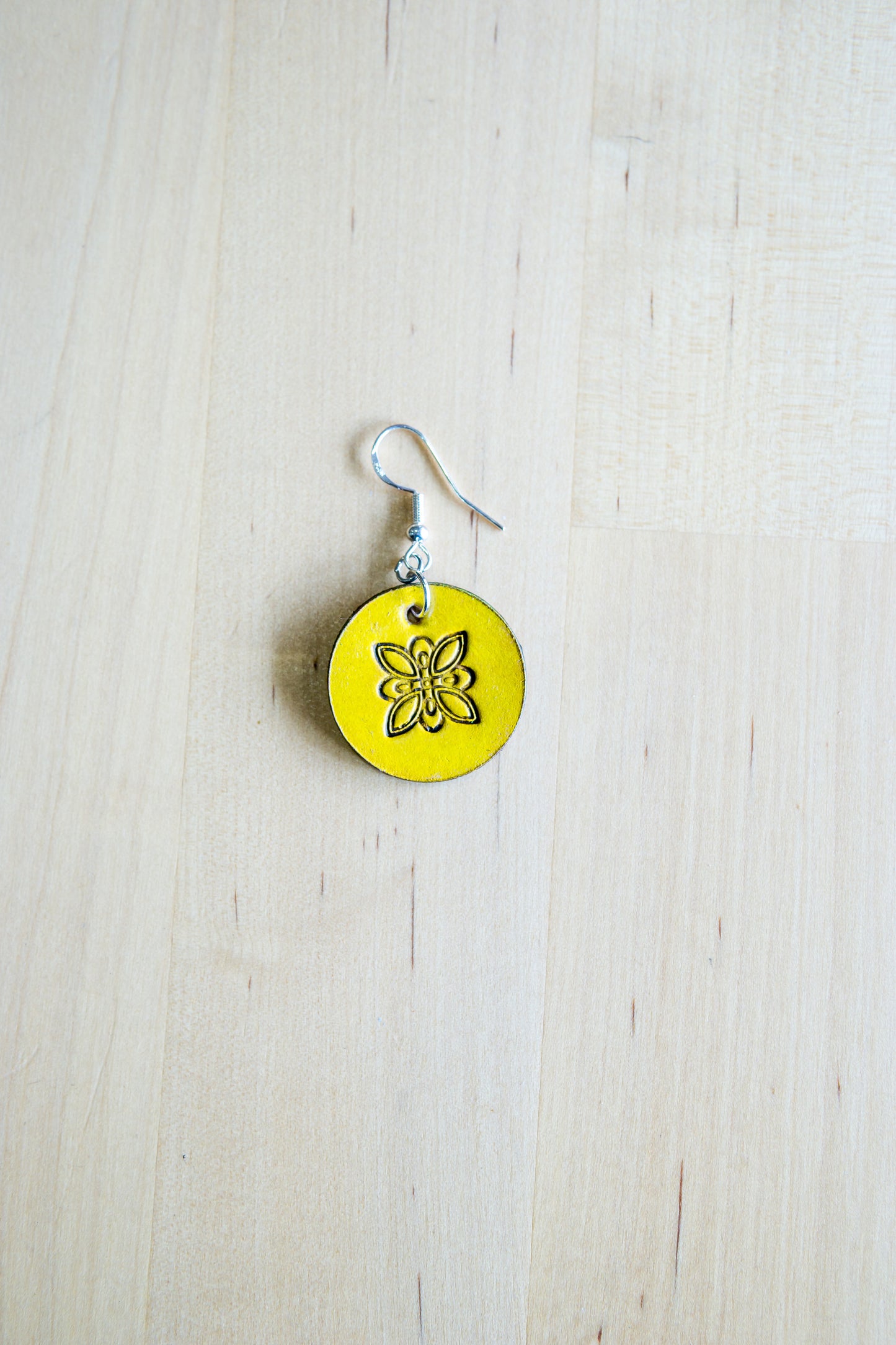 Brincos artesanais de couro com argola metálica – design abstrato amarelo