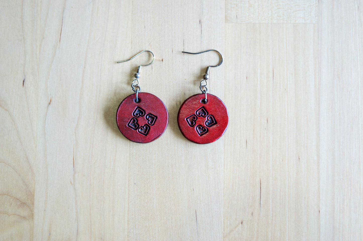 Brincos artesanais em couro redondos – motivos abstratos vermelhos