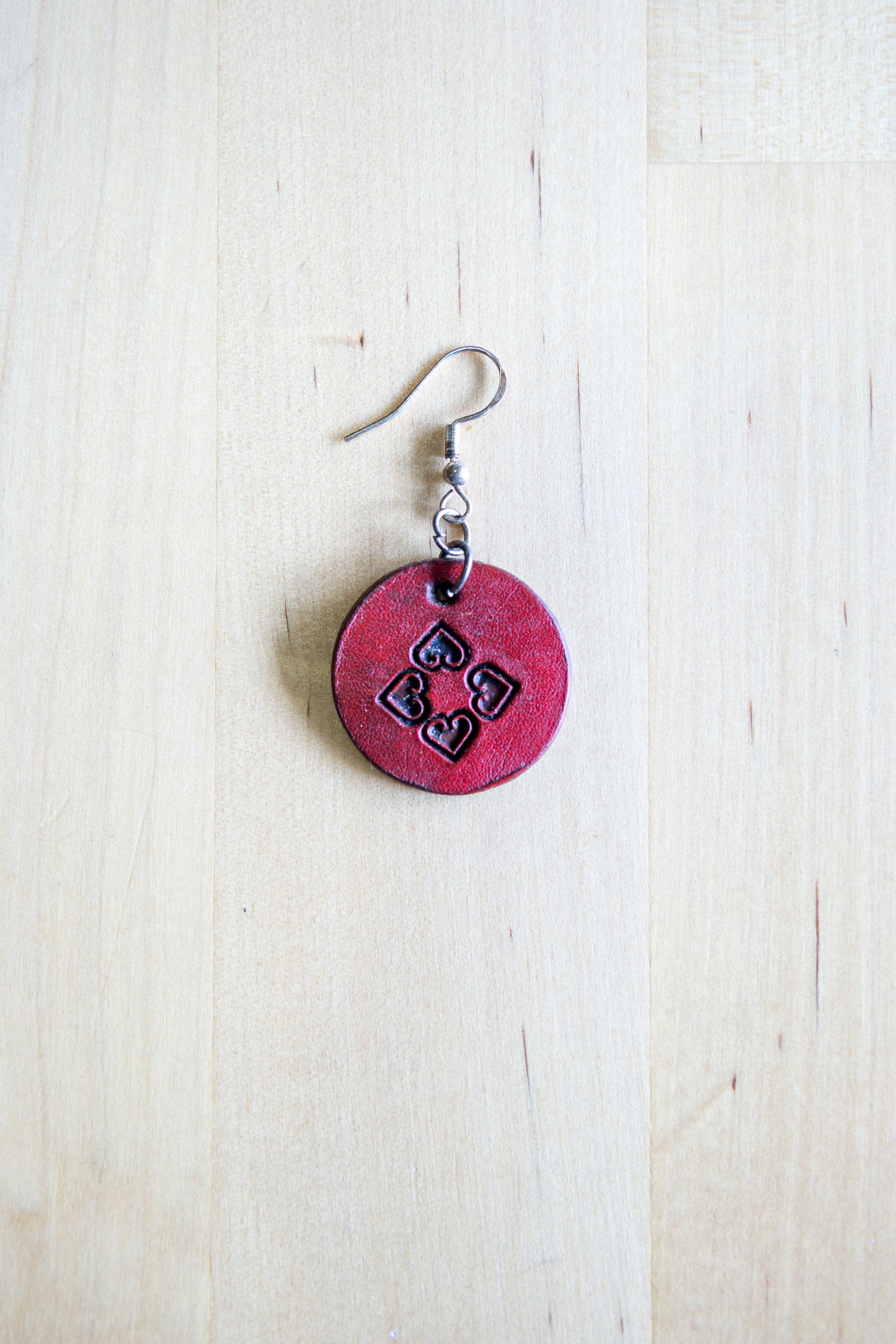 Brincos artesanais em couro redondos – motivos abstratos vermelhos