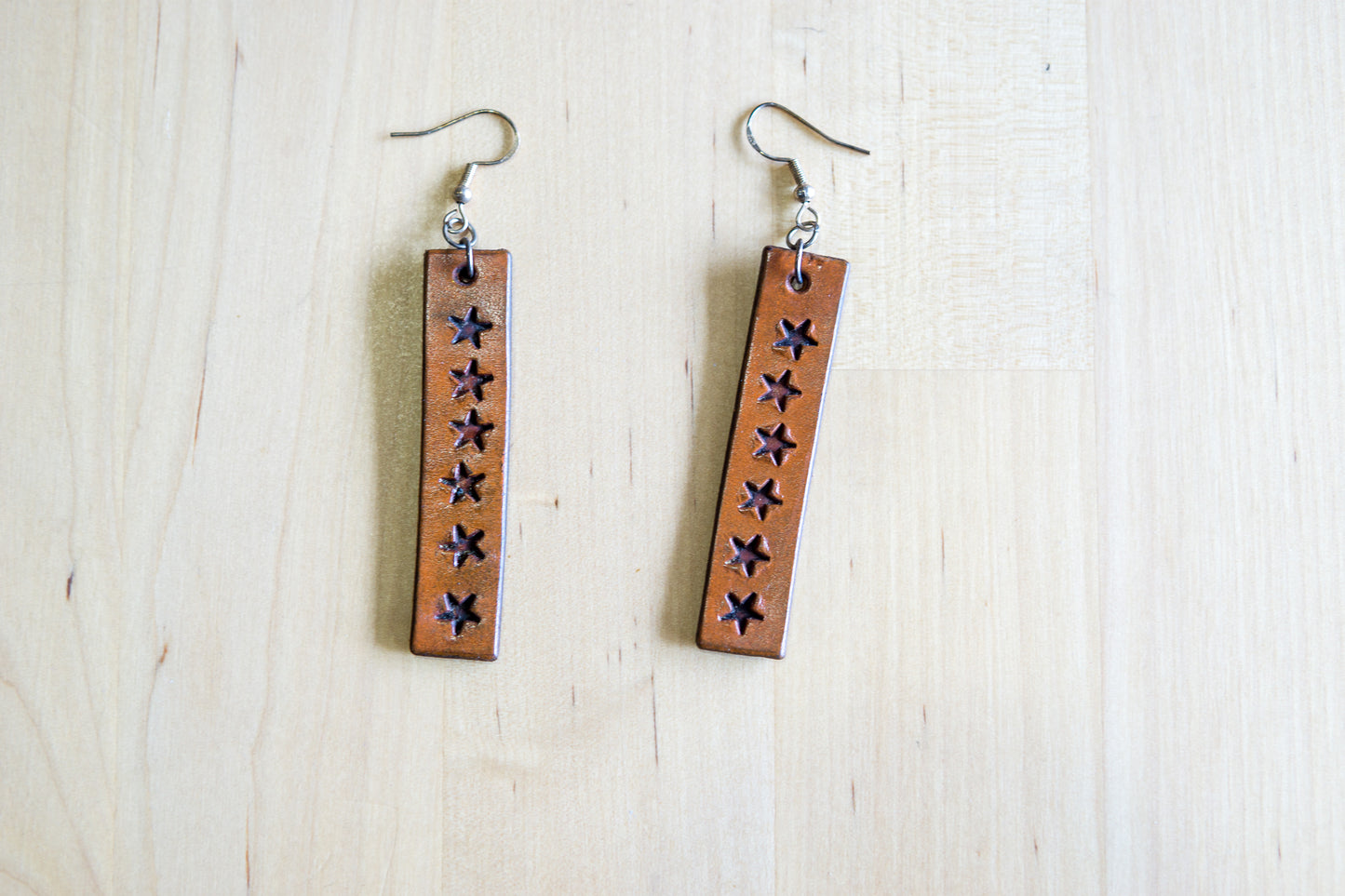 Brincos artesanais de couro formato barra – motivos abstratos laranja