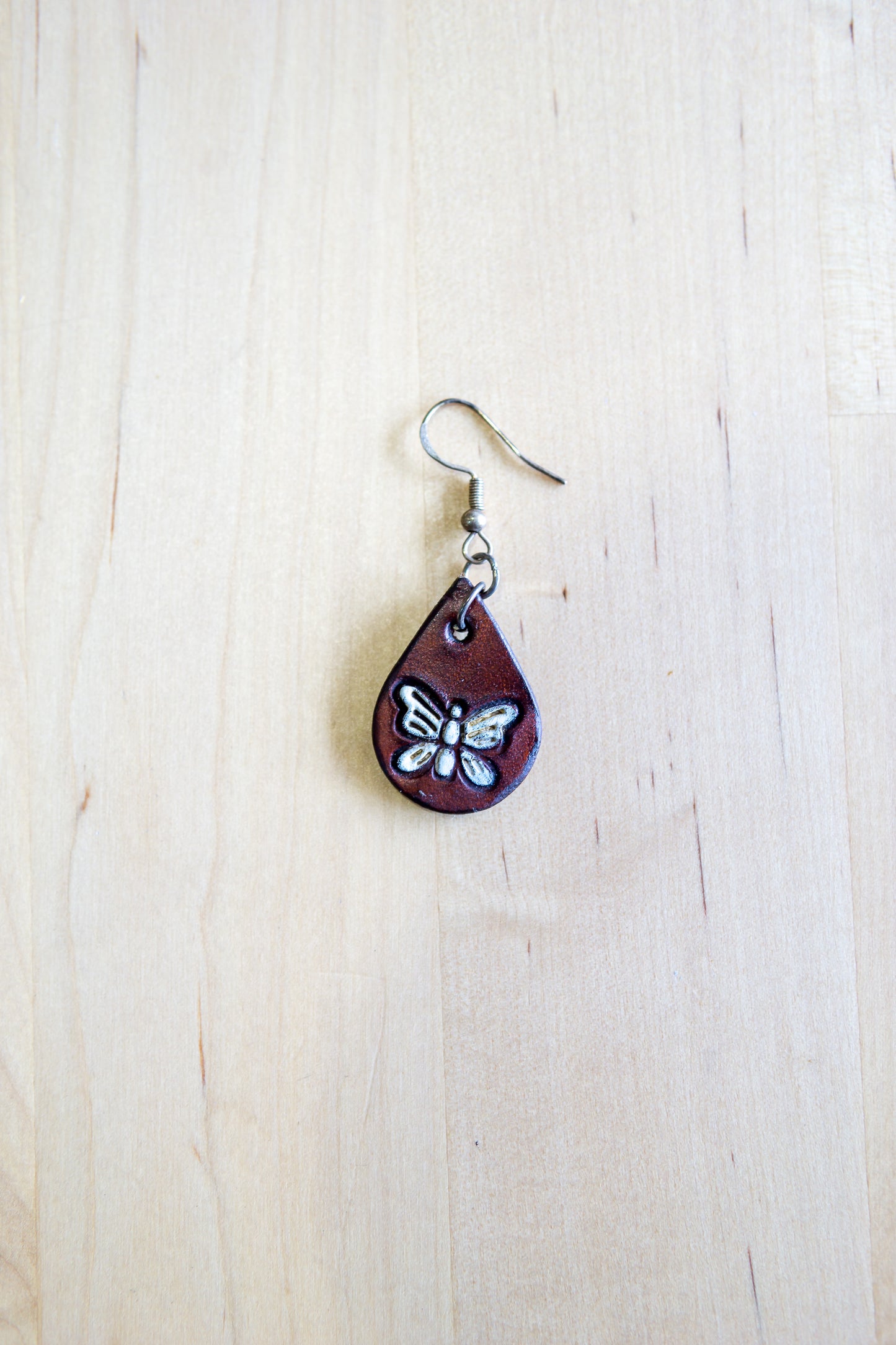 Brincos Artesanais em Couro – Gota com Borboleta Pintada à Mão (Castanho e Branco)