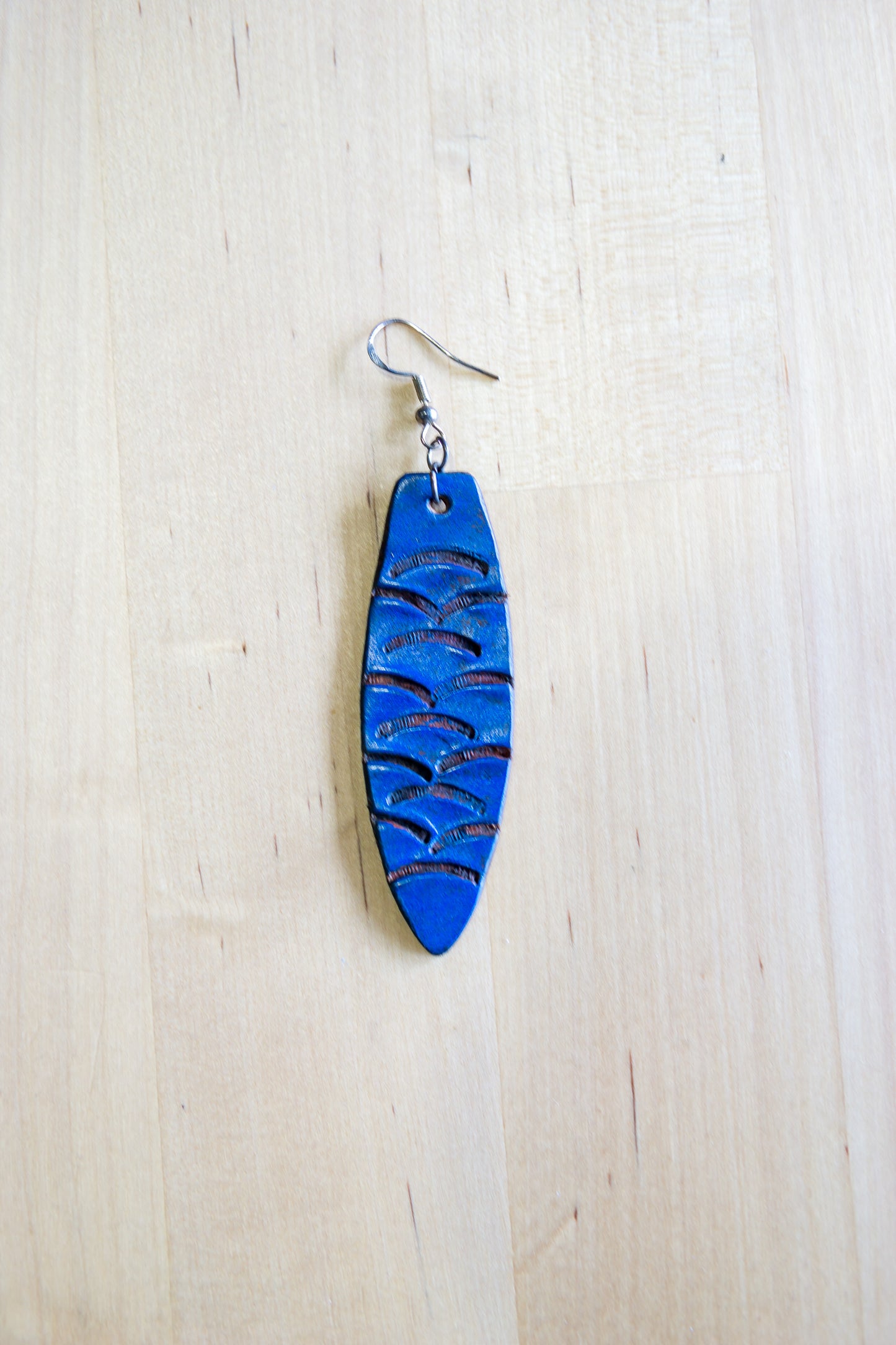 Brincos Artesanais em Couro – Prancha de Surf com Motivos Abstratos (Azul)