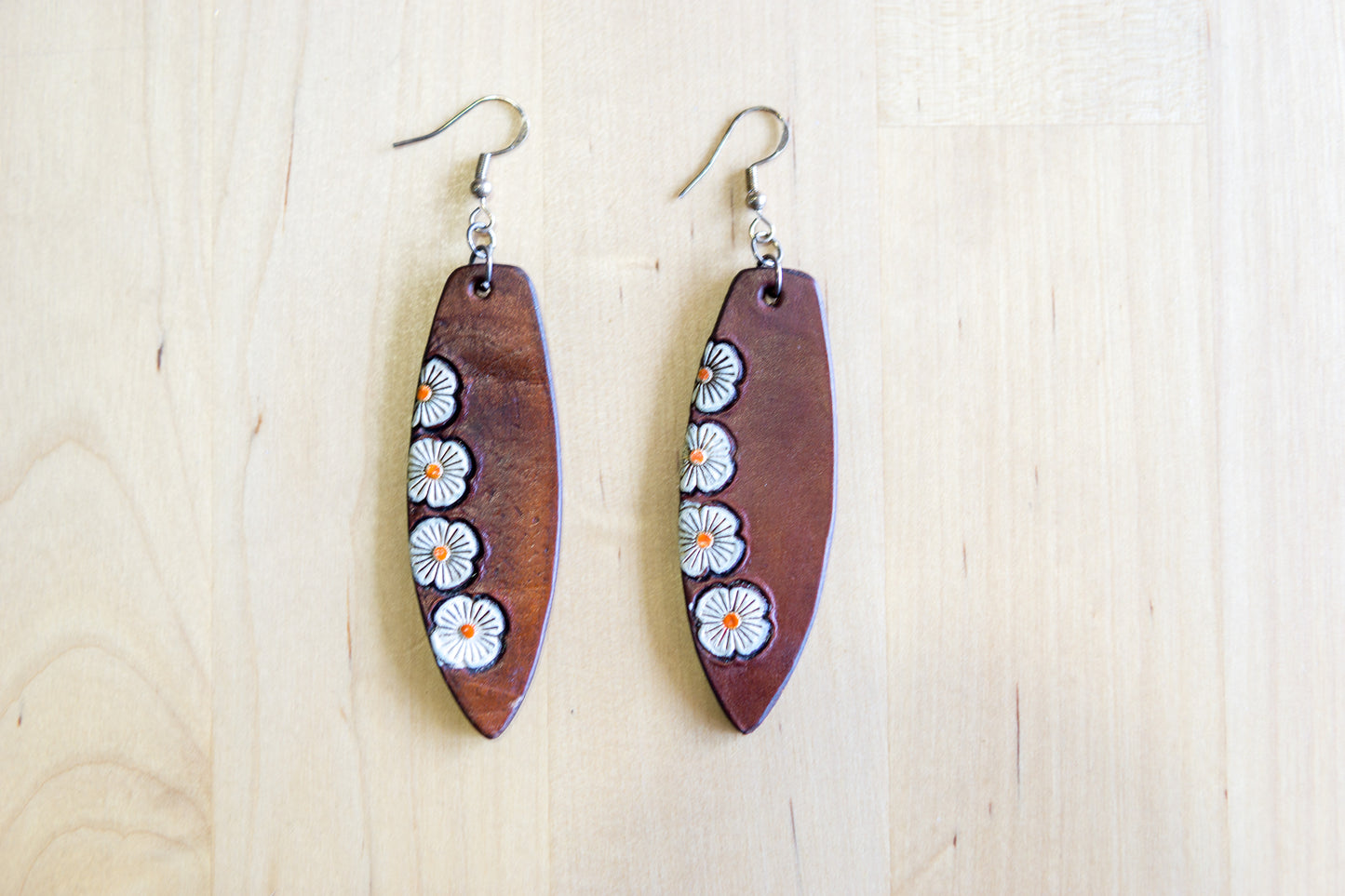 Brincos Artesanais em Couro – Prancha de Surf com Motivos Florais (Branco)