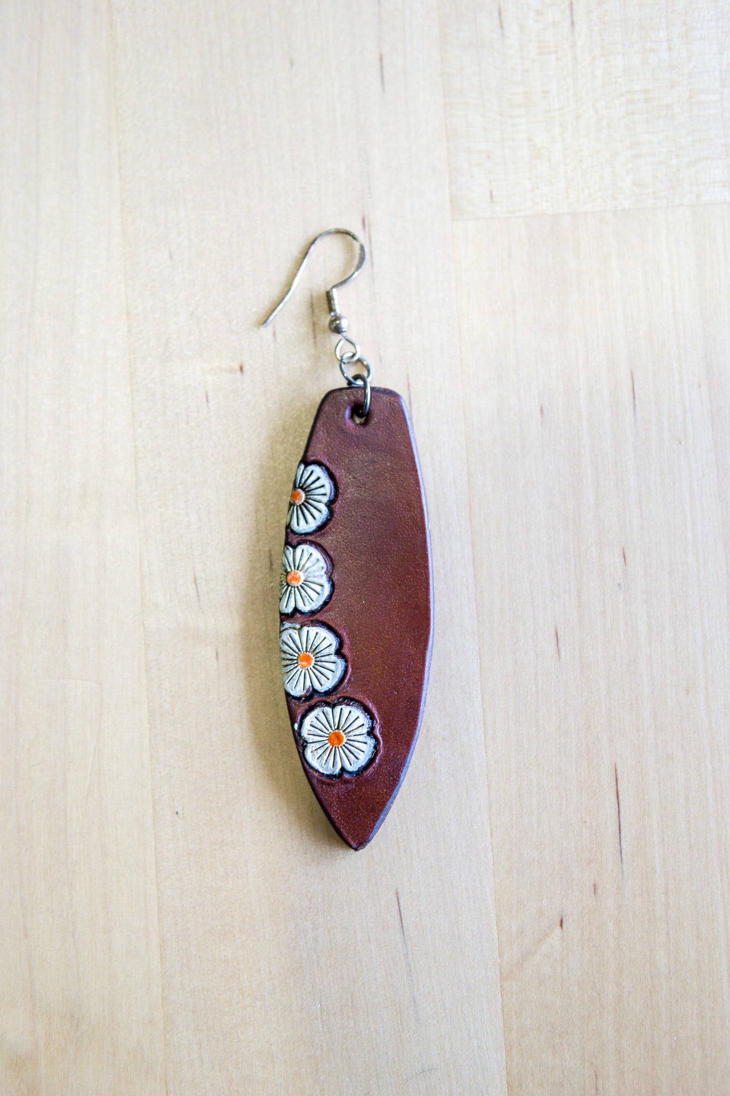 Brincos Artesanais em Couro – Prancha de Surf com Motivos Florais (Branco)