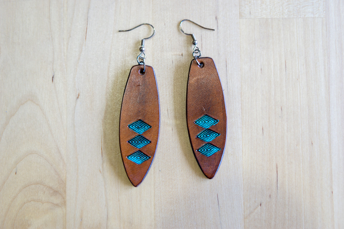 Brincos Artesanais em Couro – Prancha de Surf com Motivos Abstratos Turquesa