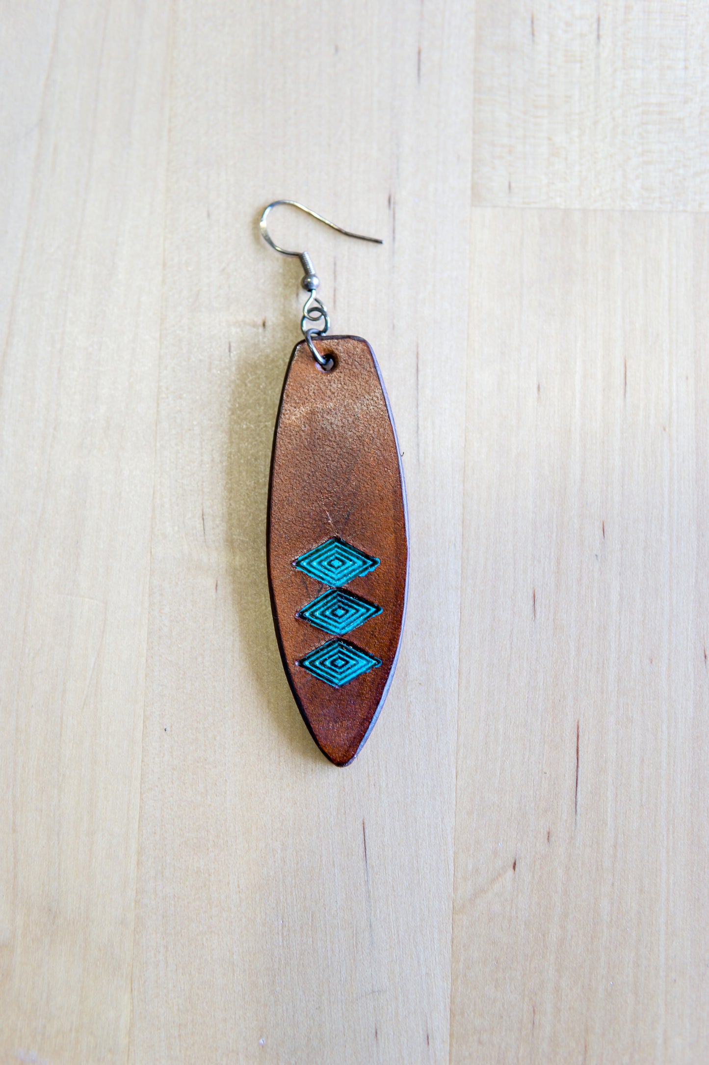 Brincos Artesanais em Couro – Prancha de Surf com Motivos Abstratos Turquesa