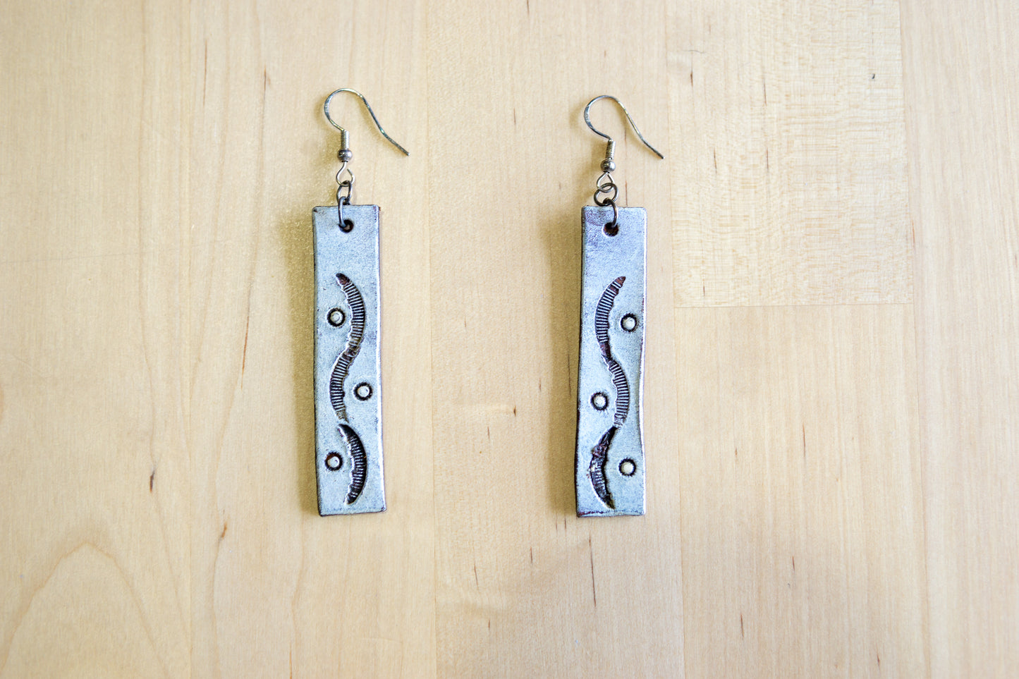 Brincos artesanais de couro formato barra – motivos abstratos turquesa e branco