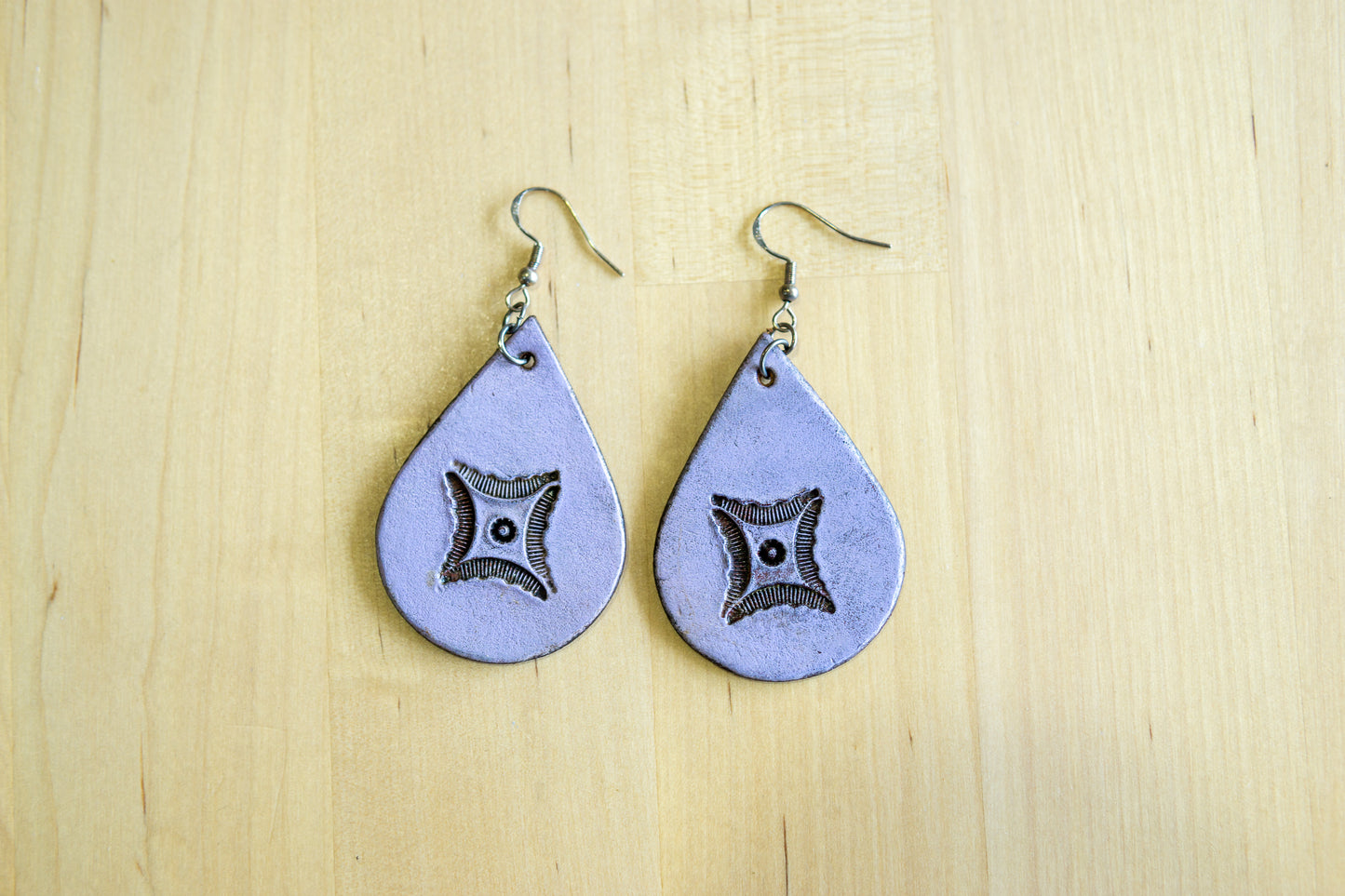 Brincos artesanais de couro formato gota – motivos abstratos lilás