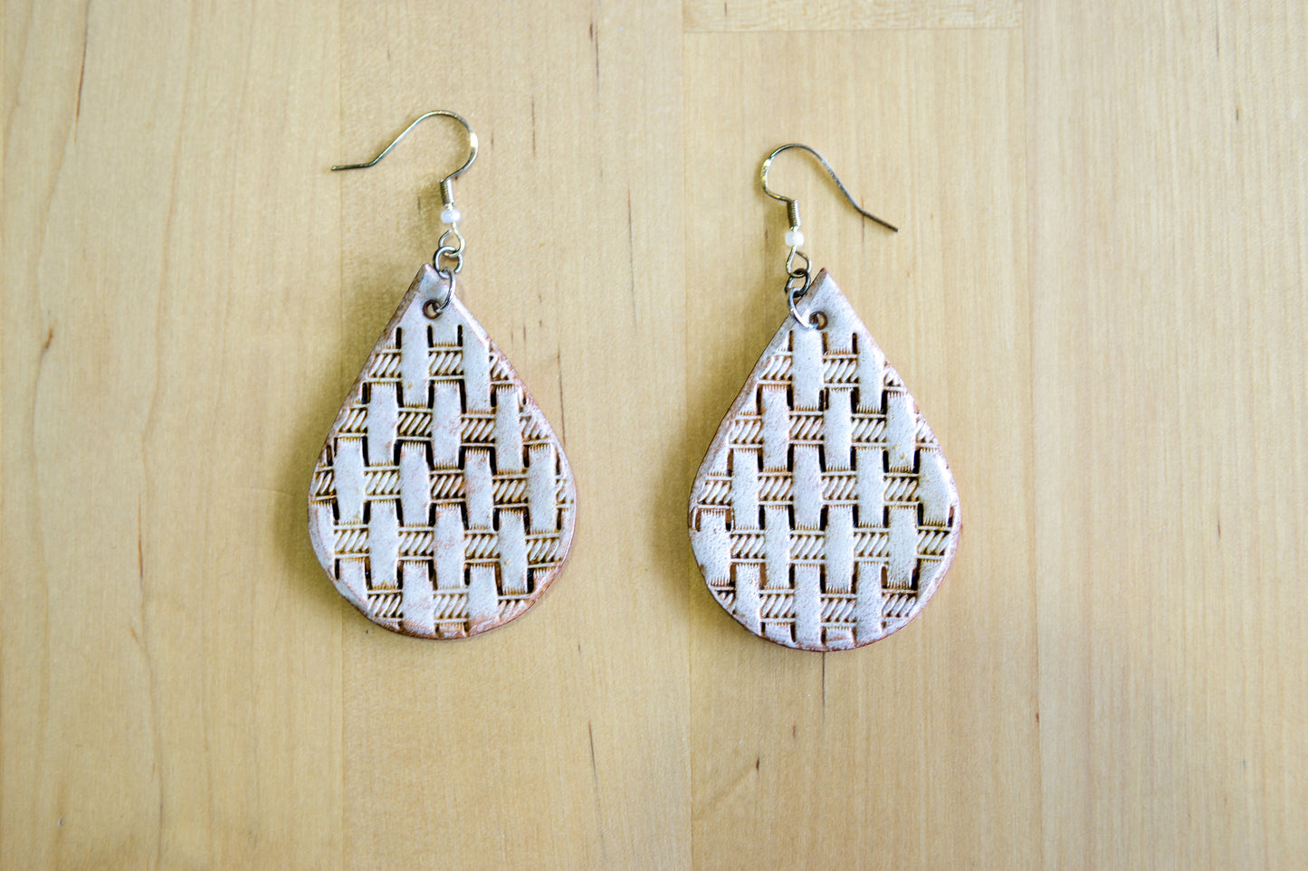 Brincos Artesanais em Couro – Gota com Motivos de Cestaria (Branco e Castanho)