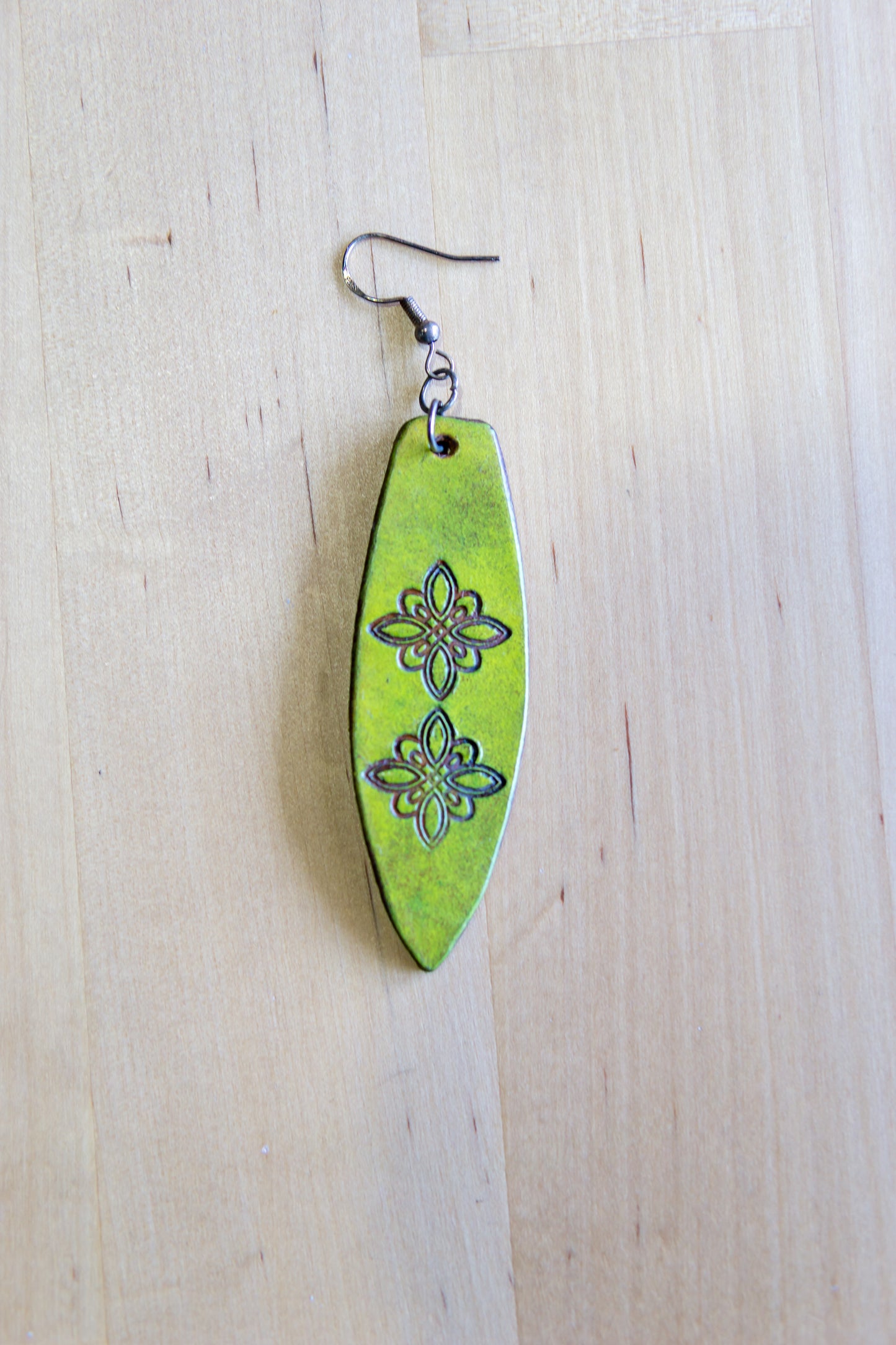 Brincos Artesanais em Couro – Prancha de Surf com Motivos Abstratos (Amarelo)