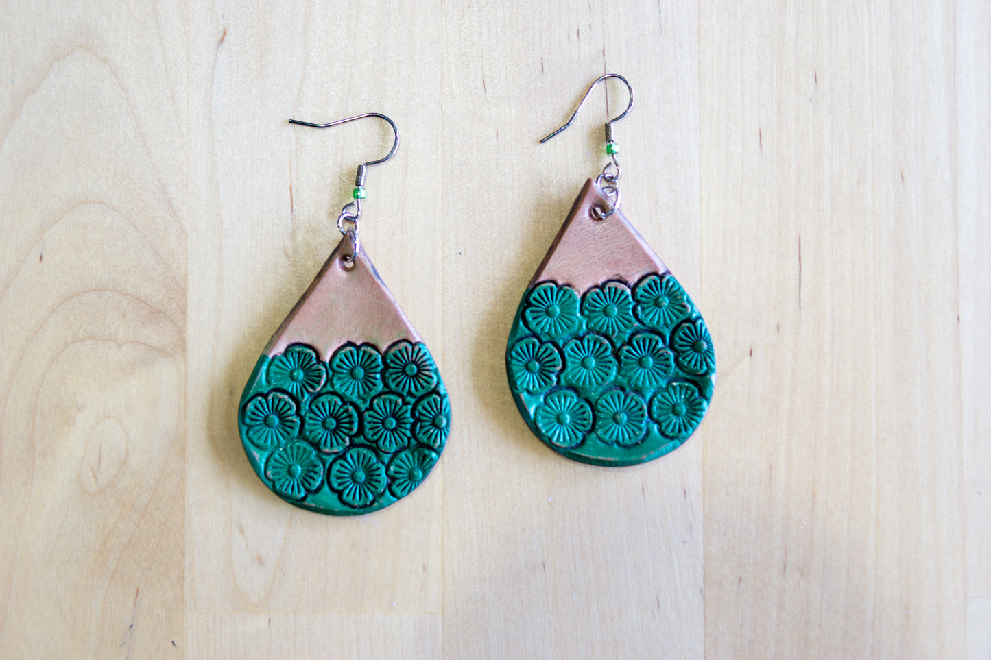 Brincos artesanais de couro em formato gota – motivos florais castanho e verde