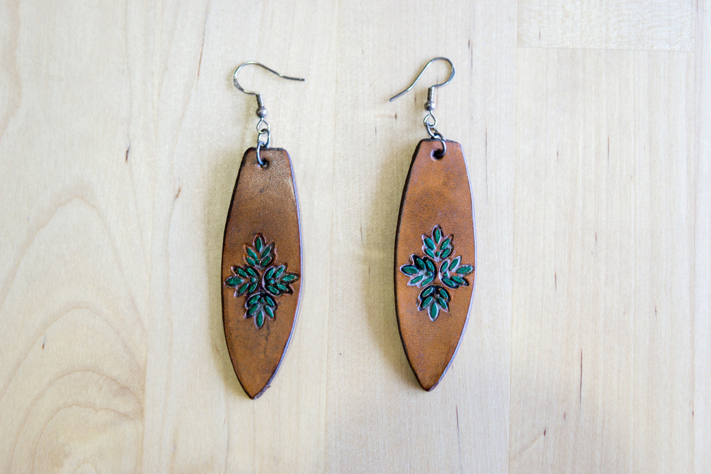 Brincos Artesanais em Couro – Prancha de Surf com Motivos Florais (Verde)