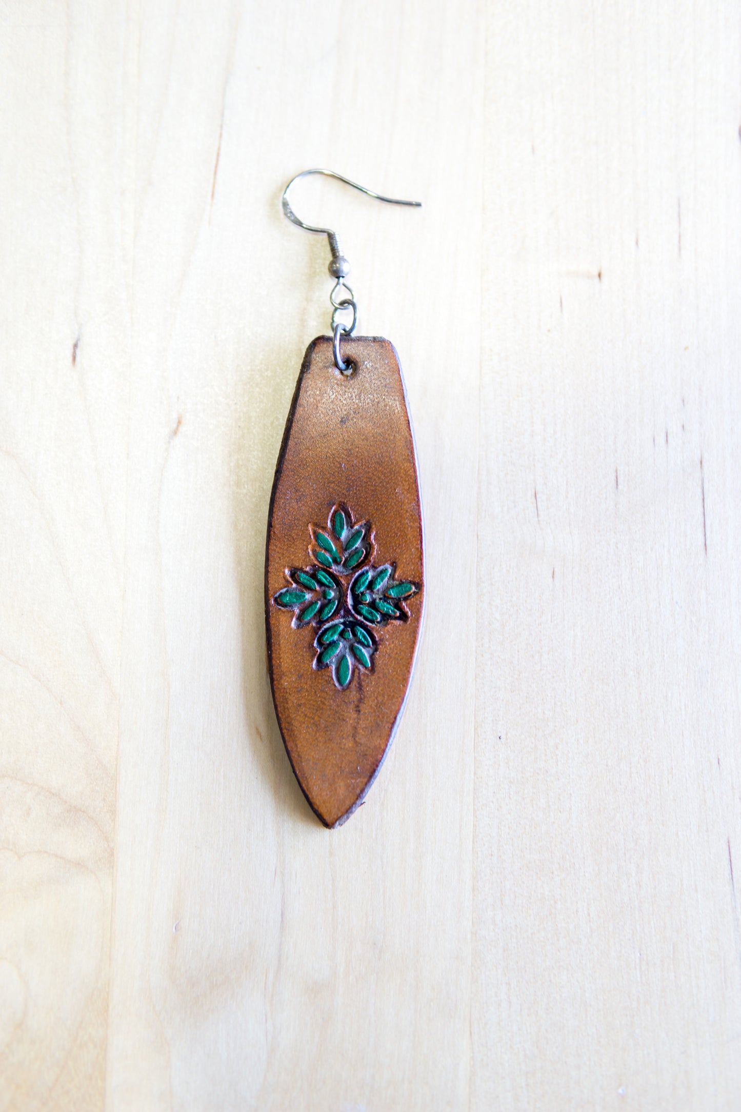 Brincos Artesanais em Couro – Prancha de Surf com Motivos Florais (Verde)
