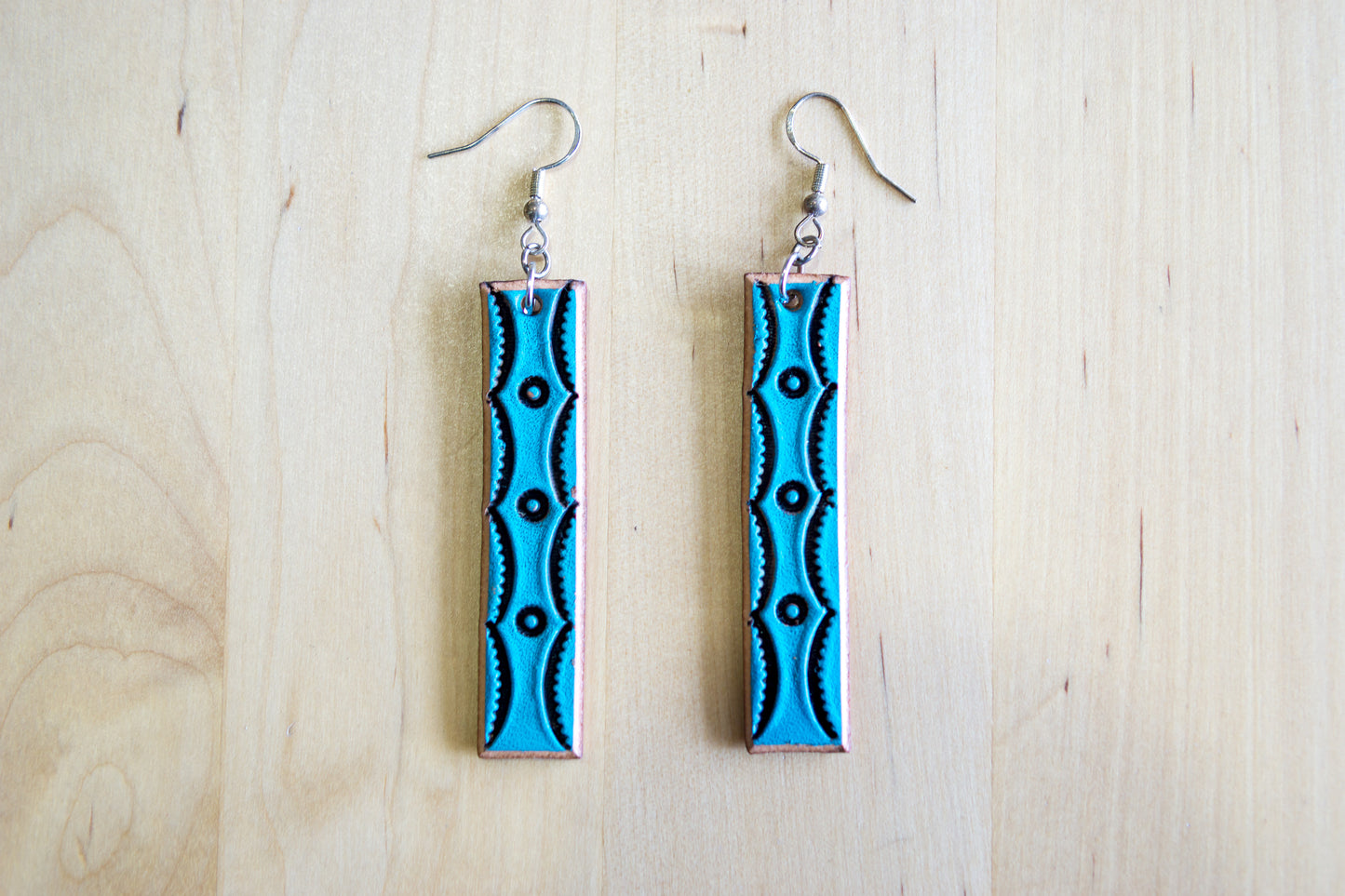 Brincos artesanais de couro formato barra – motivos abstratos turquesa