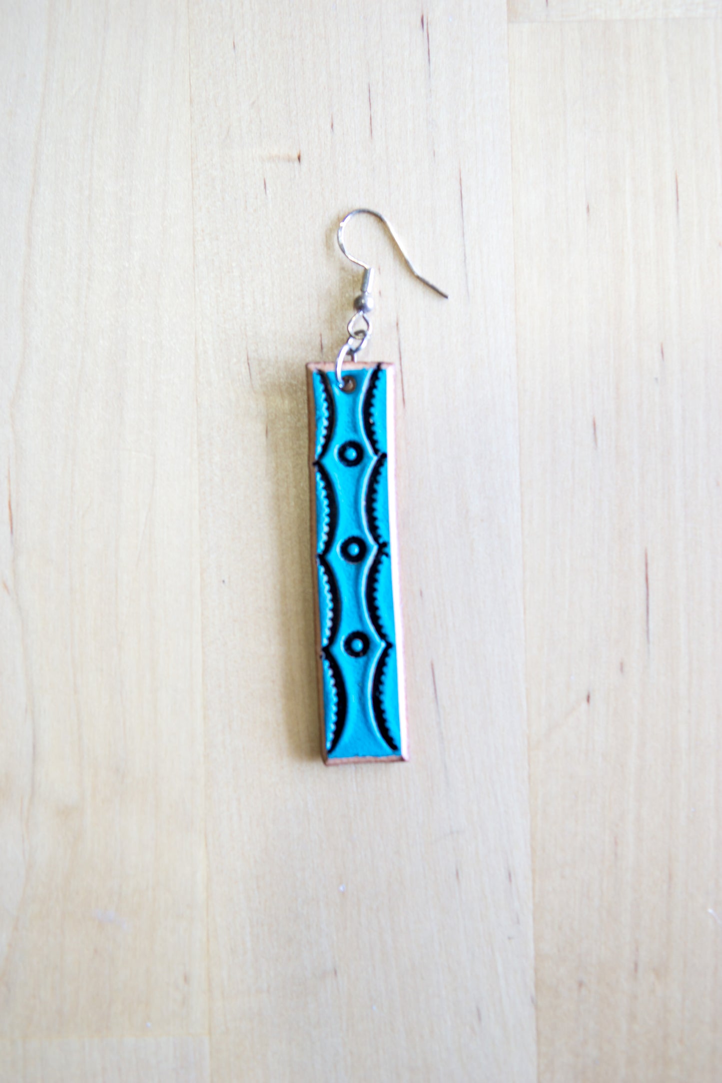 Brincos artesanais de couro formato barra – motivos abstratos turquesa