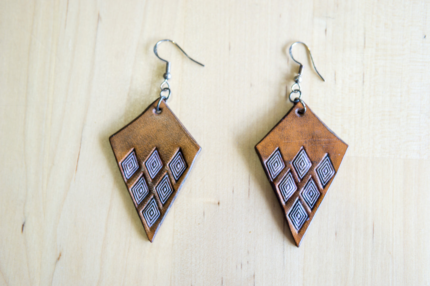 Brincos Artesanais de Couro – Formato Papagaio com Motivos Abstratos (Lilás)