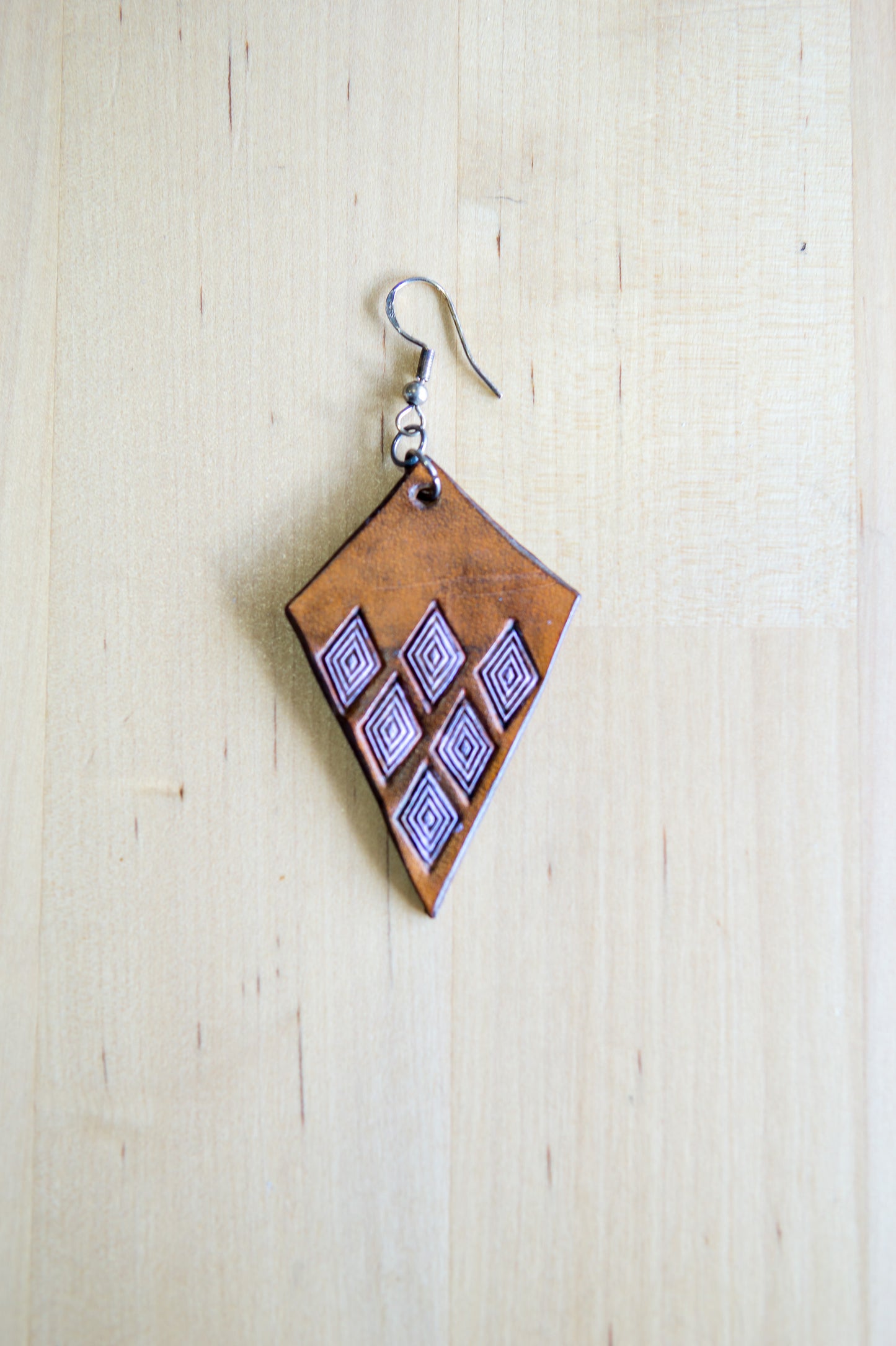 Brincos Artesanais de Couro – Formato Papagaio com Motivos Abstratos (Lilás)