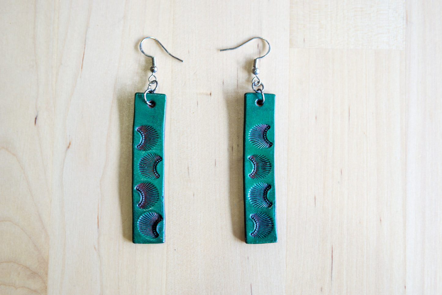 Brincos artesanais de couro formato barra – motivos abstratos verdes