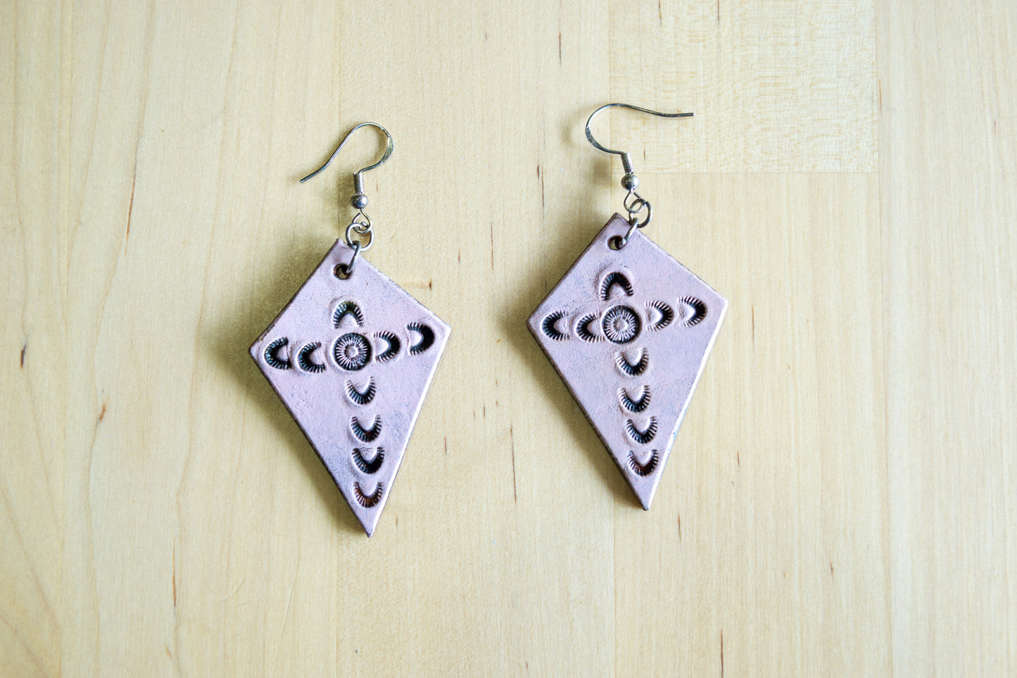 Brincos artesanais de couro formato papagaio – motivos abstratos rosa