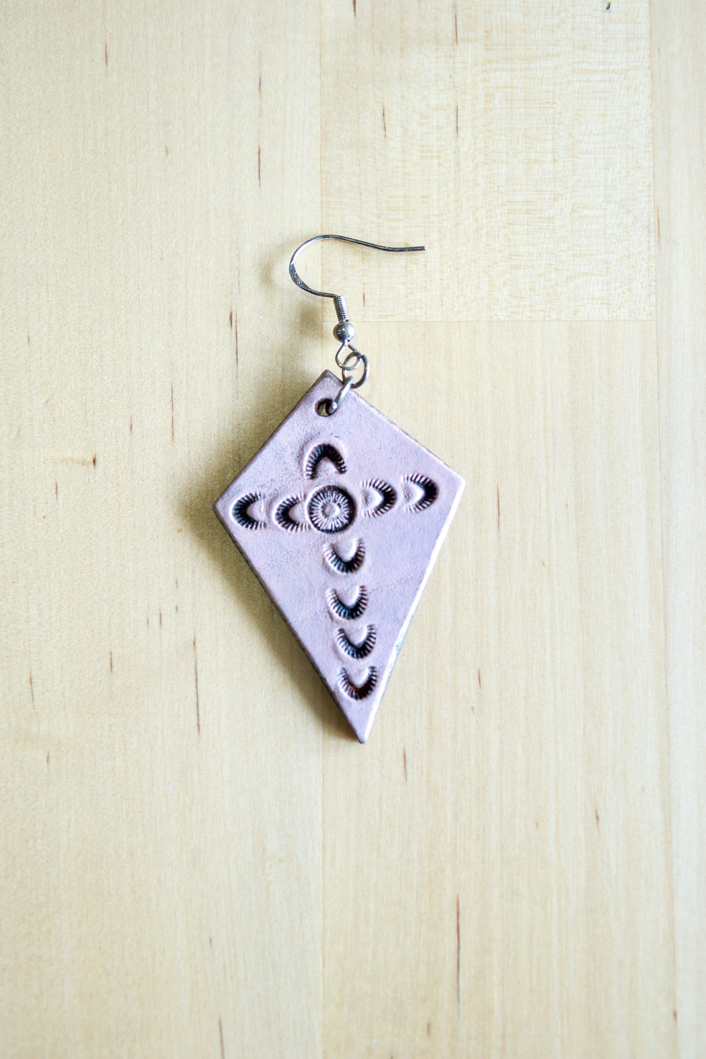 Brincos artesanais de couro formato papagaio – motivos abstratos rosa