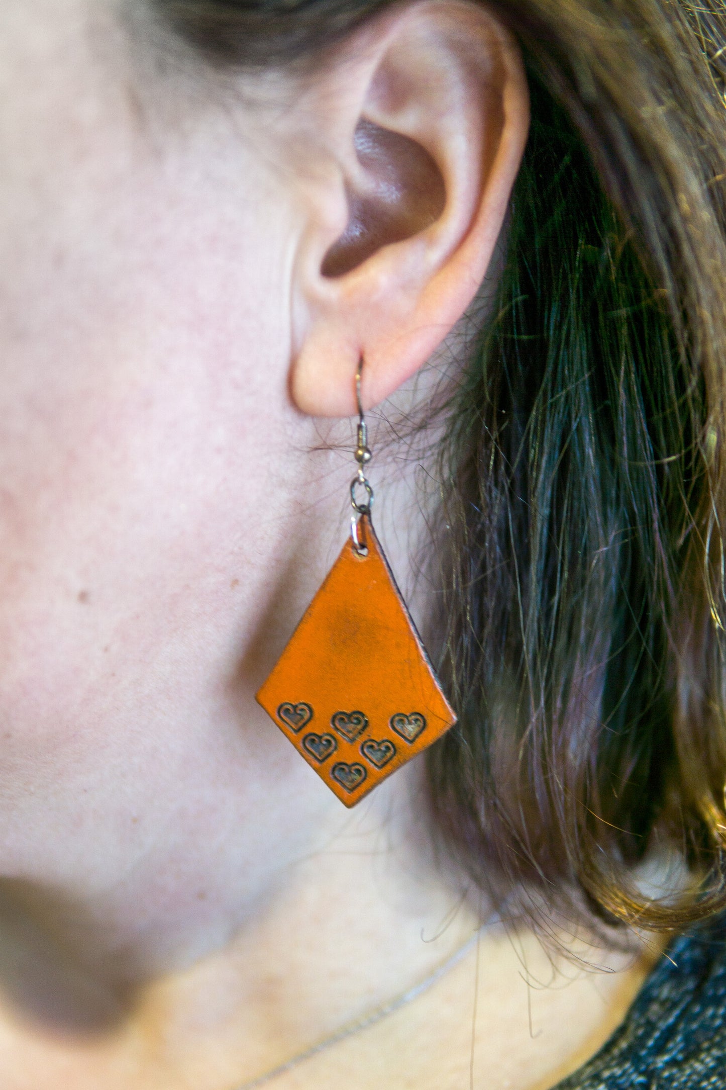 Brincos Artesanais de Couro – Formato Papagaio com Motivos Abstratos (Laranja)