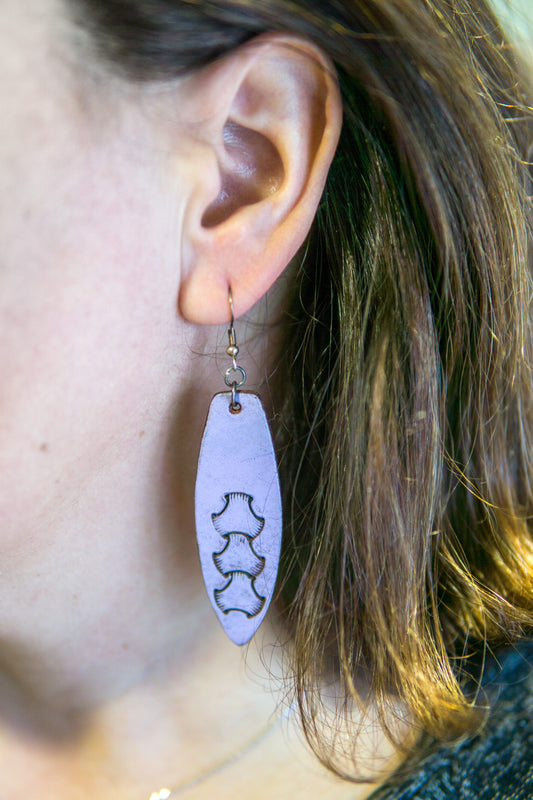 Brincos Artesanais em Couro – Prancha de Surf (Lilás)