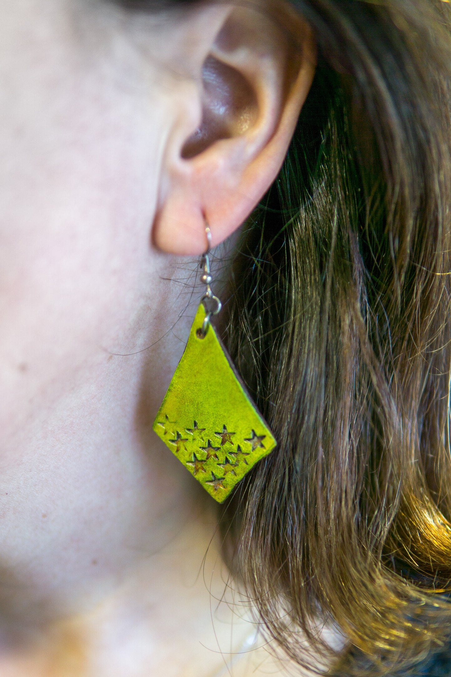 Brincos Artesanais de Couro – Formato Papagaio com Motivos Abstratos (Amarelo)