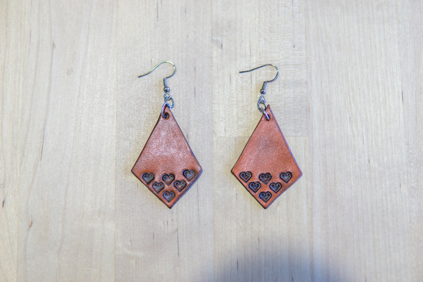 Brincos Artesanais de Couro – Formato Papagaio com Motivos Abstratos (Laranja)