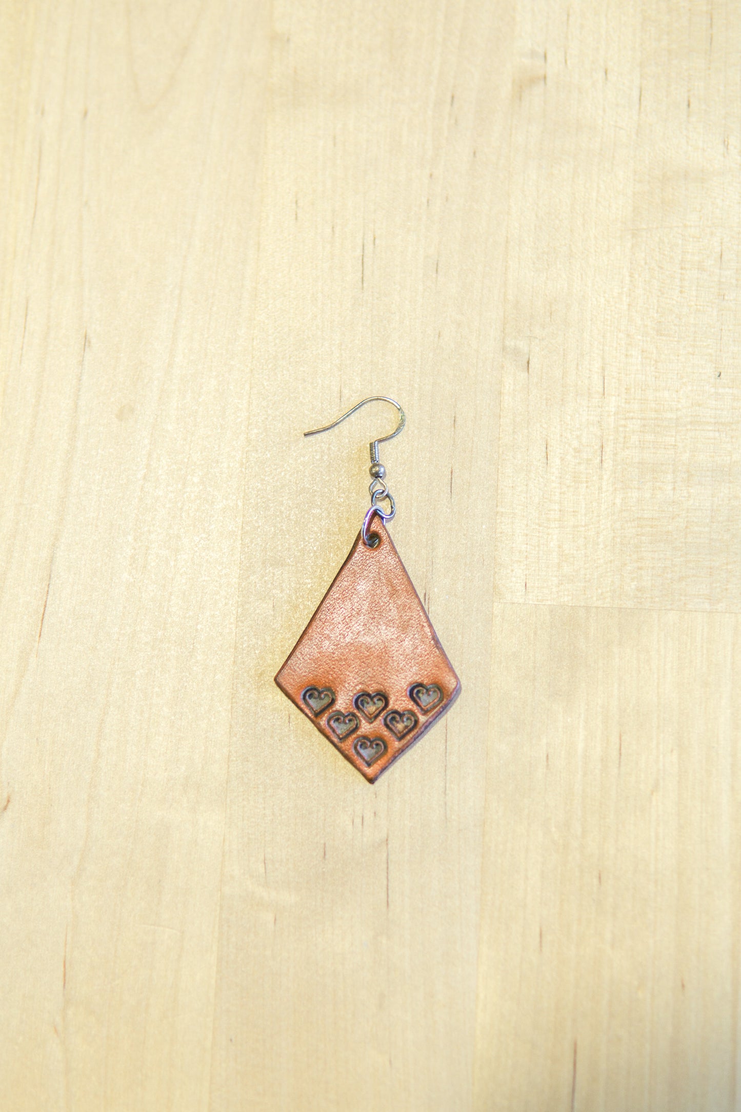 Brincos Artesanais de Couro – Formato Papagaio com Motivos Abstratos (Laranja)