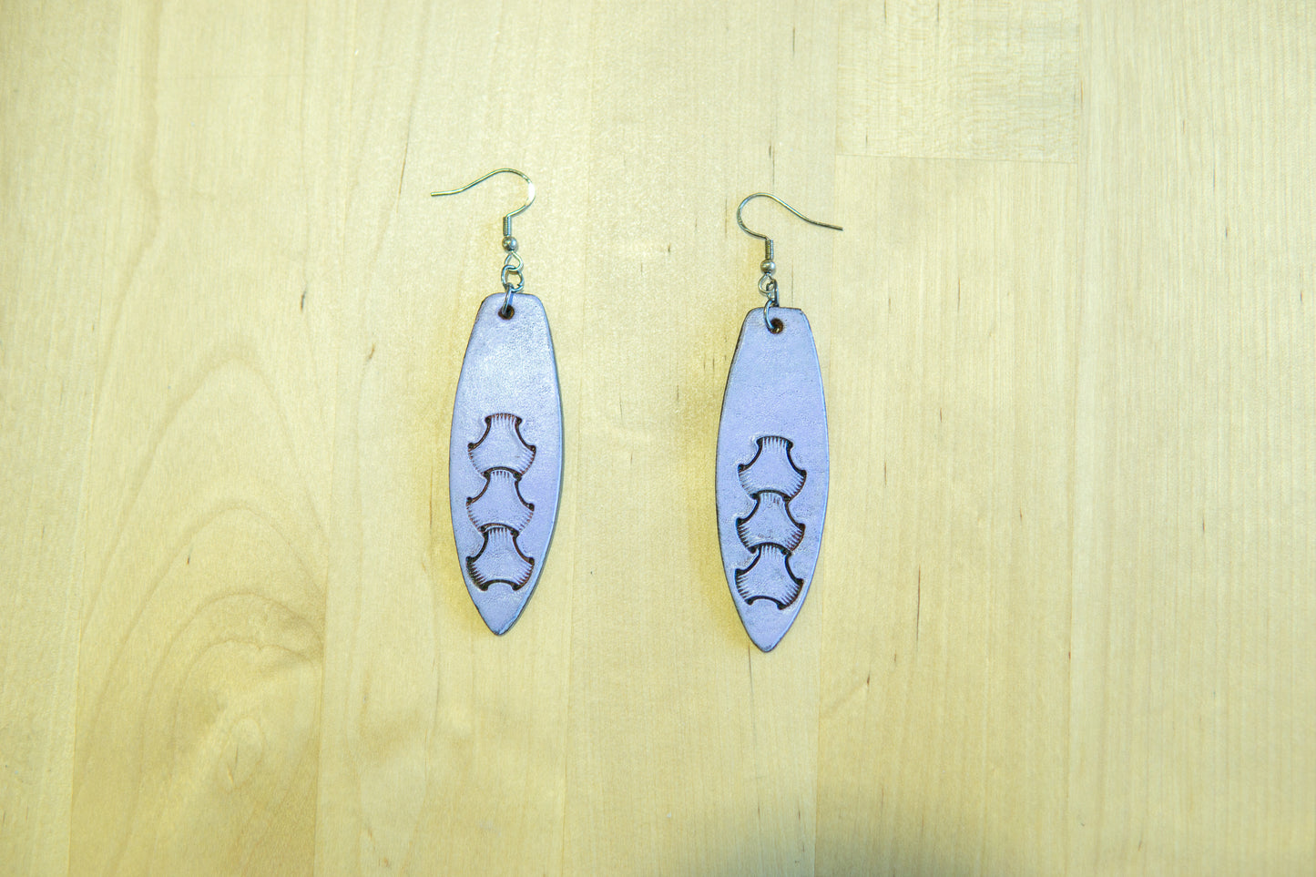 Brincos Artesanais em Couro – Prancha de Surf (Lilás)